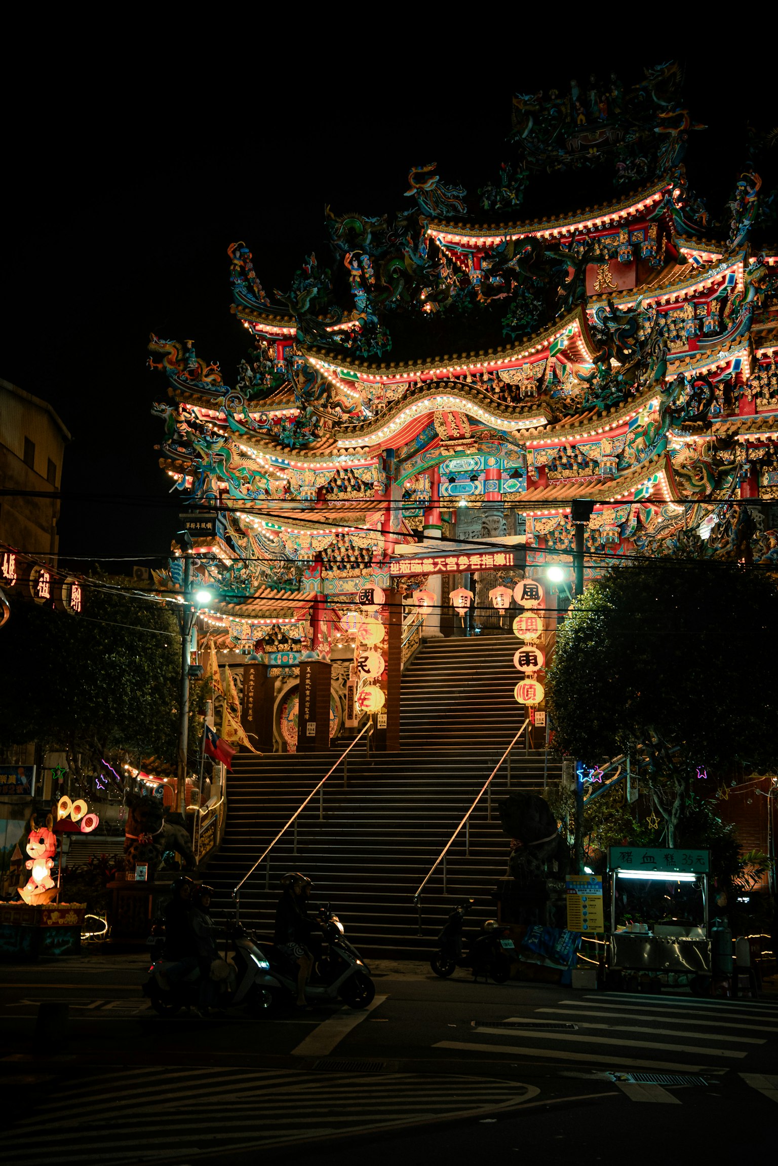Tempio splendidamente decorato di notte con scale illuminate