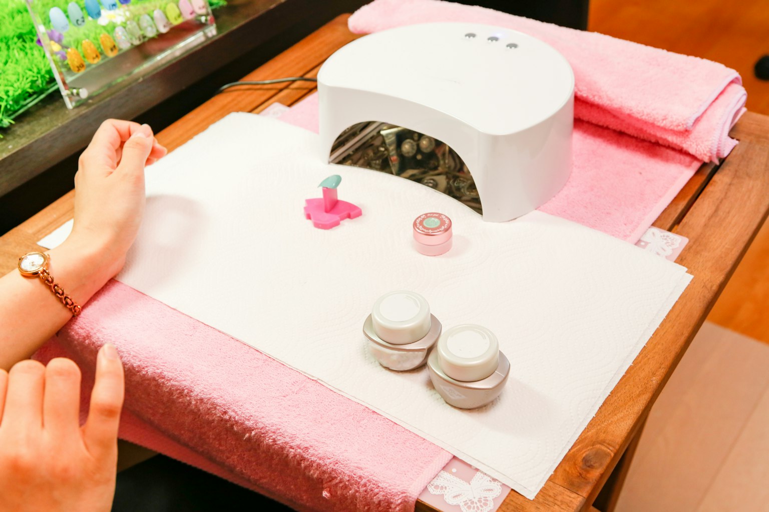Arbeitsbereich eines Nagelstudios mit einer Nagelmaschine und buntem Nagellack