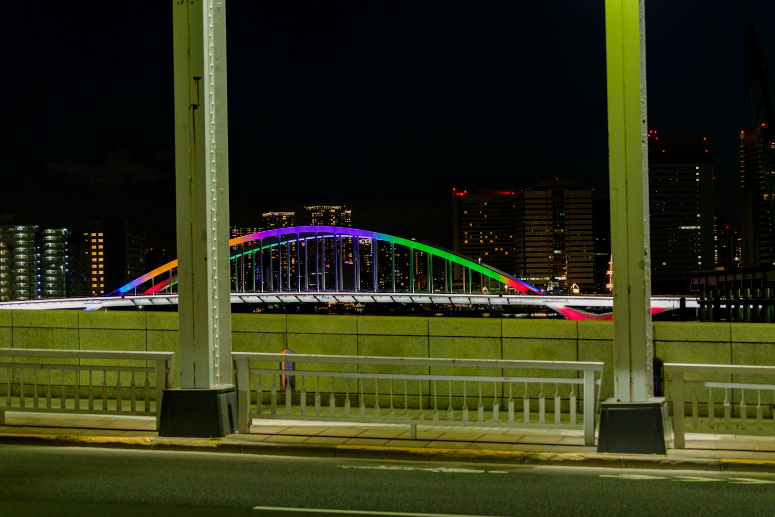 夜間五彩繽紛的燈光照亮橋樑與城市天際線