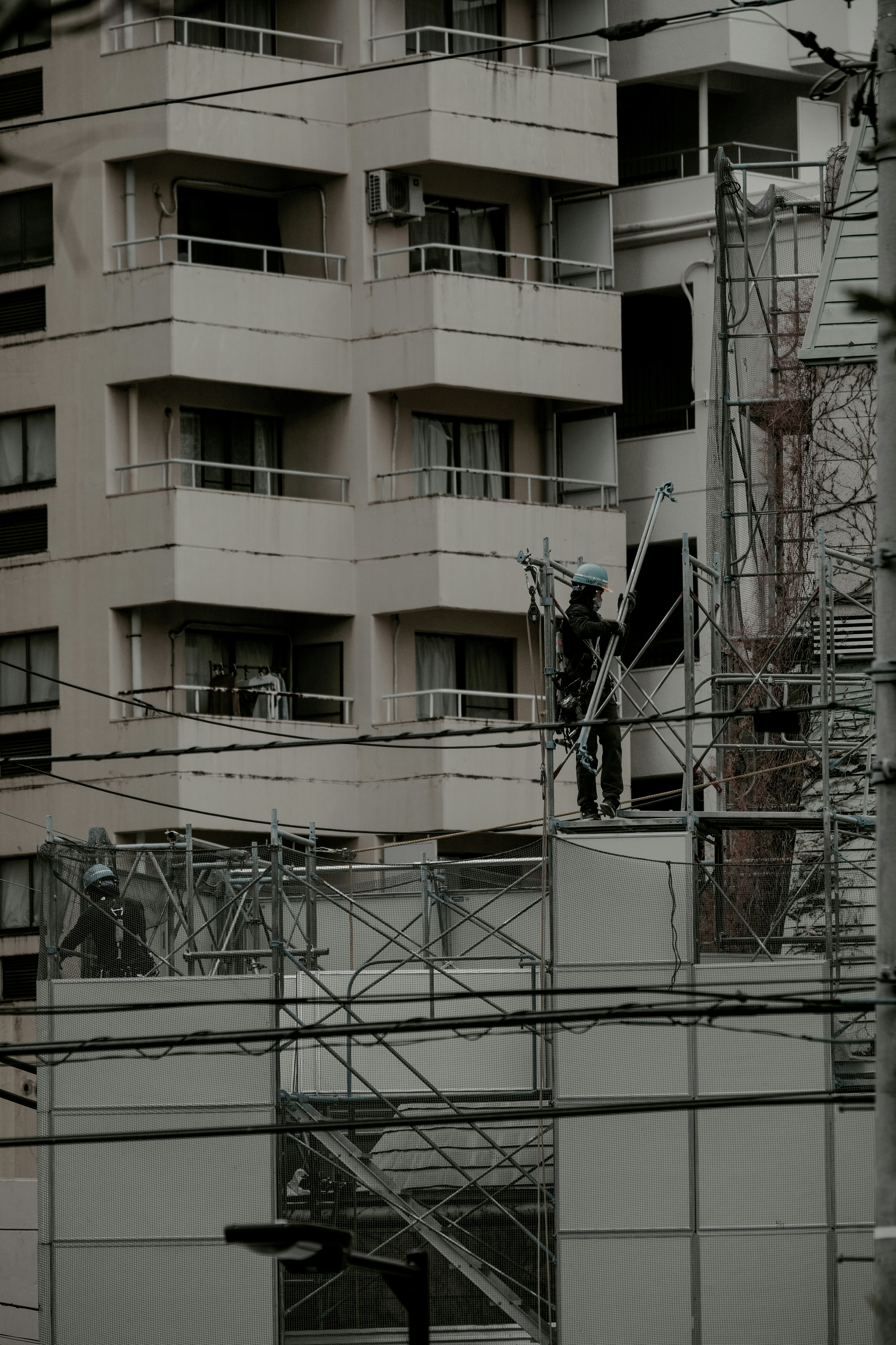 andamios instalándose en el exterior de un edificio