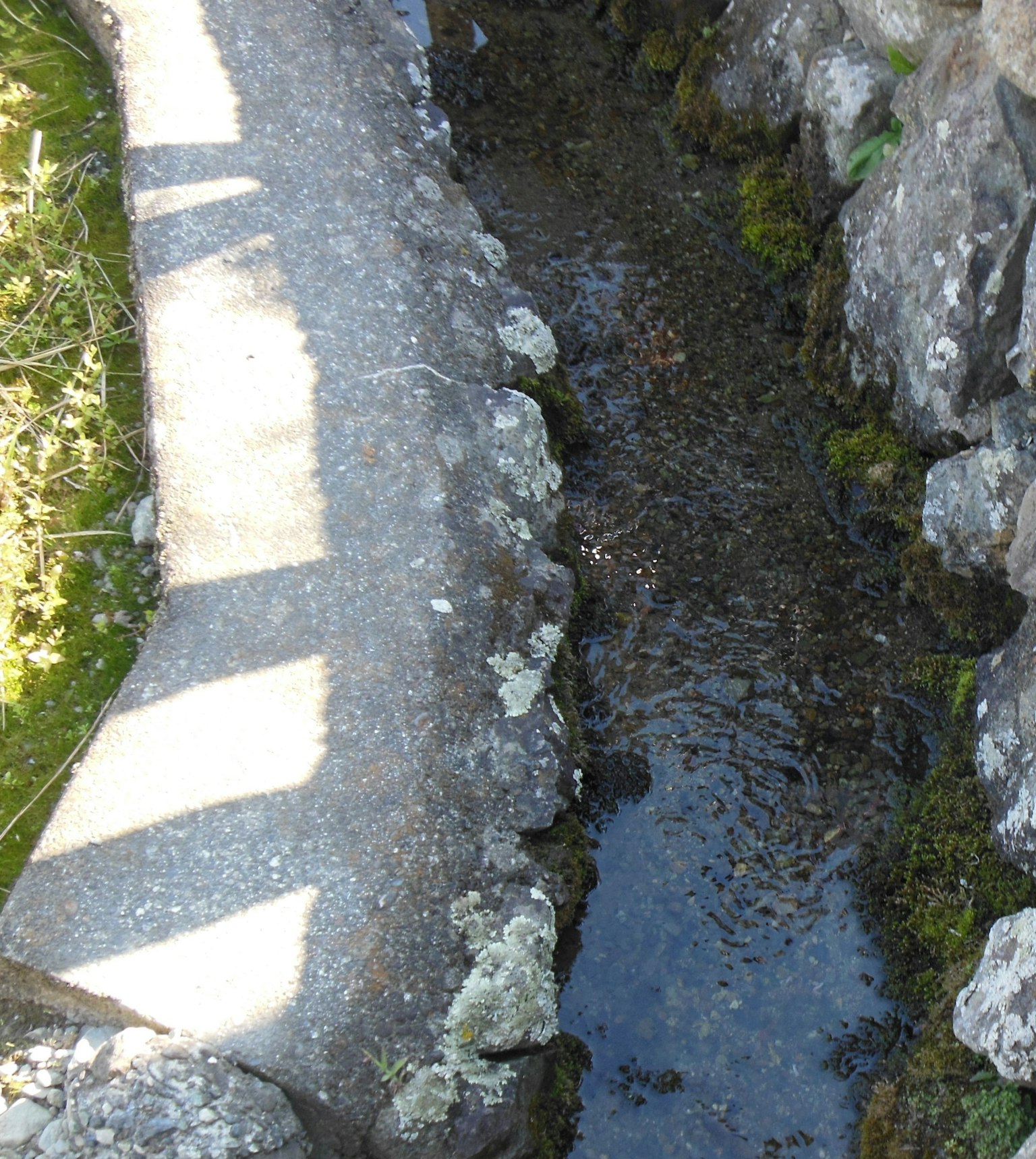 Canal étroit avec des remblais en pierre environnants