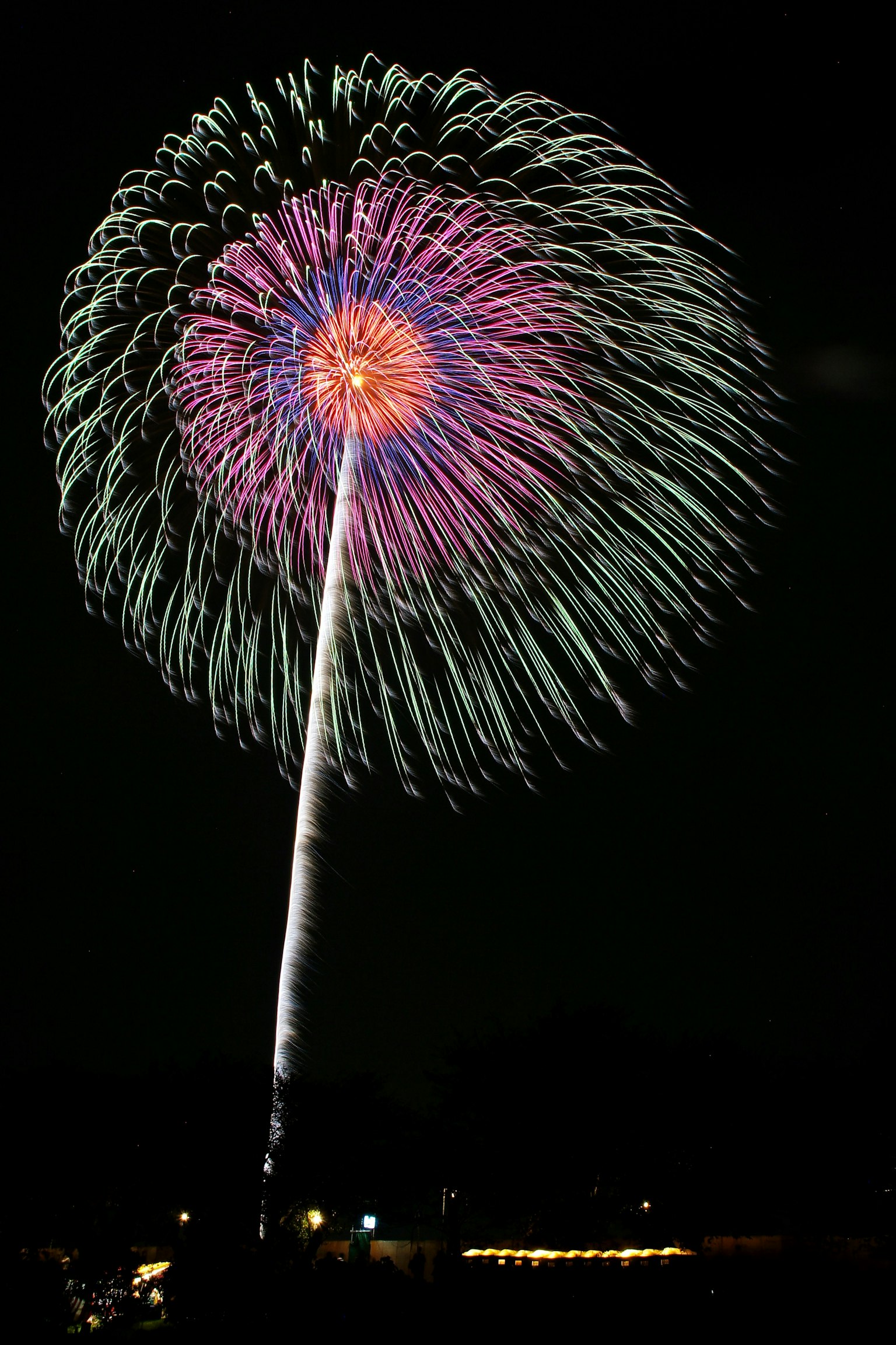 夜空中绽放的五彩缤纷的烟花图案