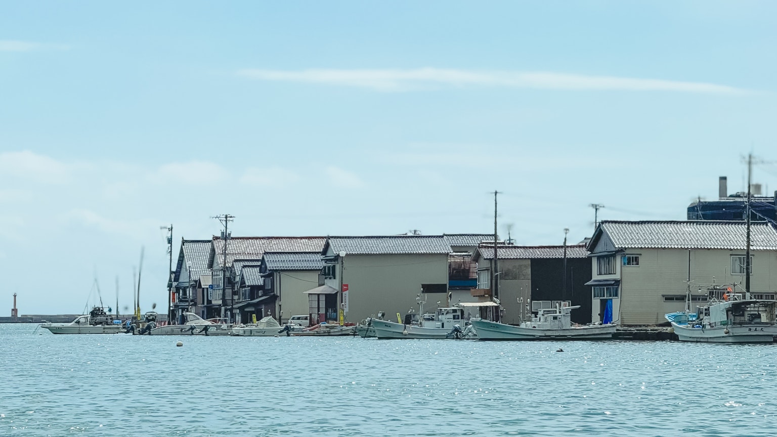 Malersicher Blick auf einen Fischereihafen mit kleinen Booten
