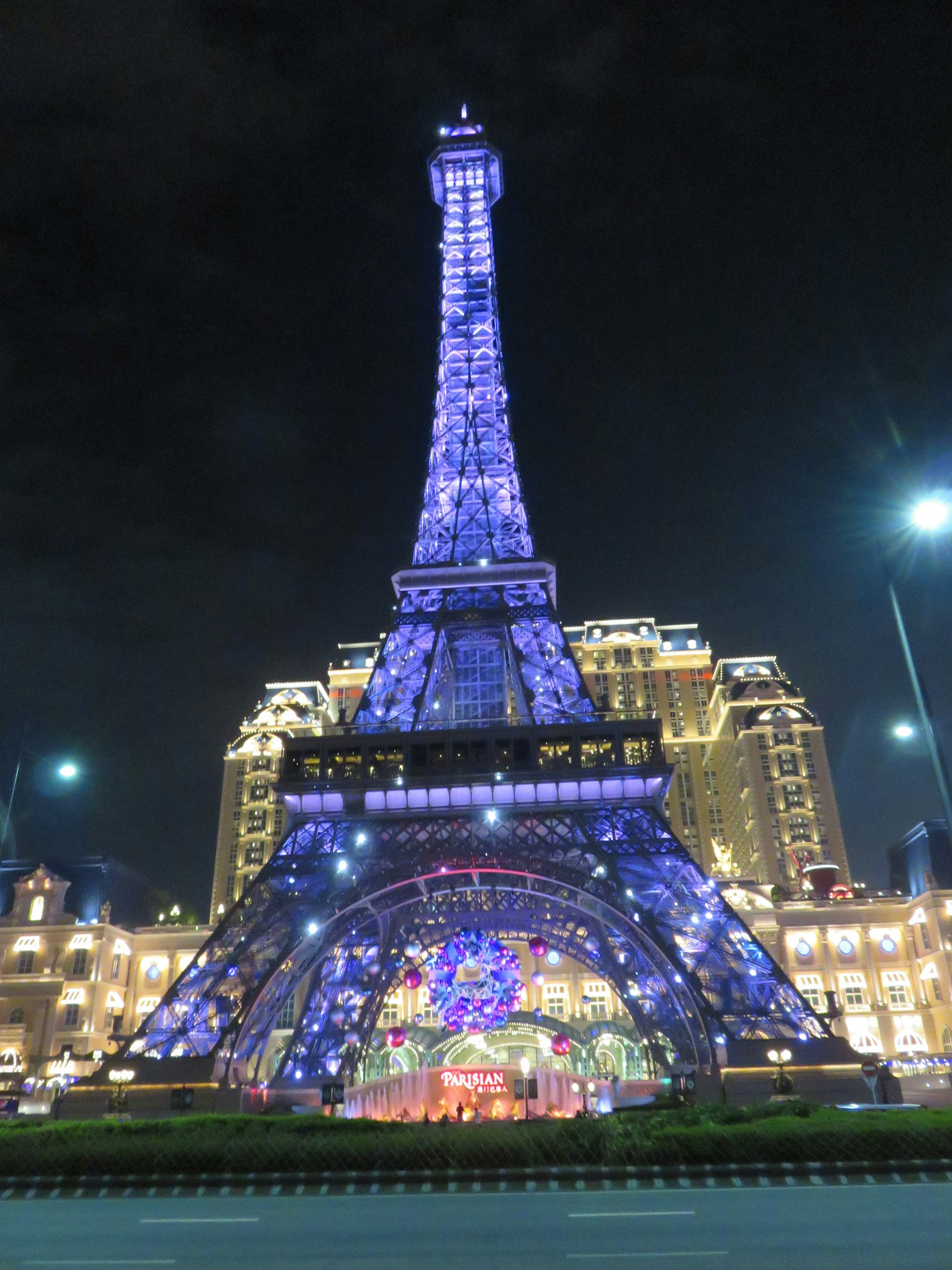 Torre Eiffel illuminata di blu di notte