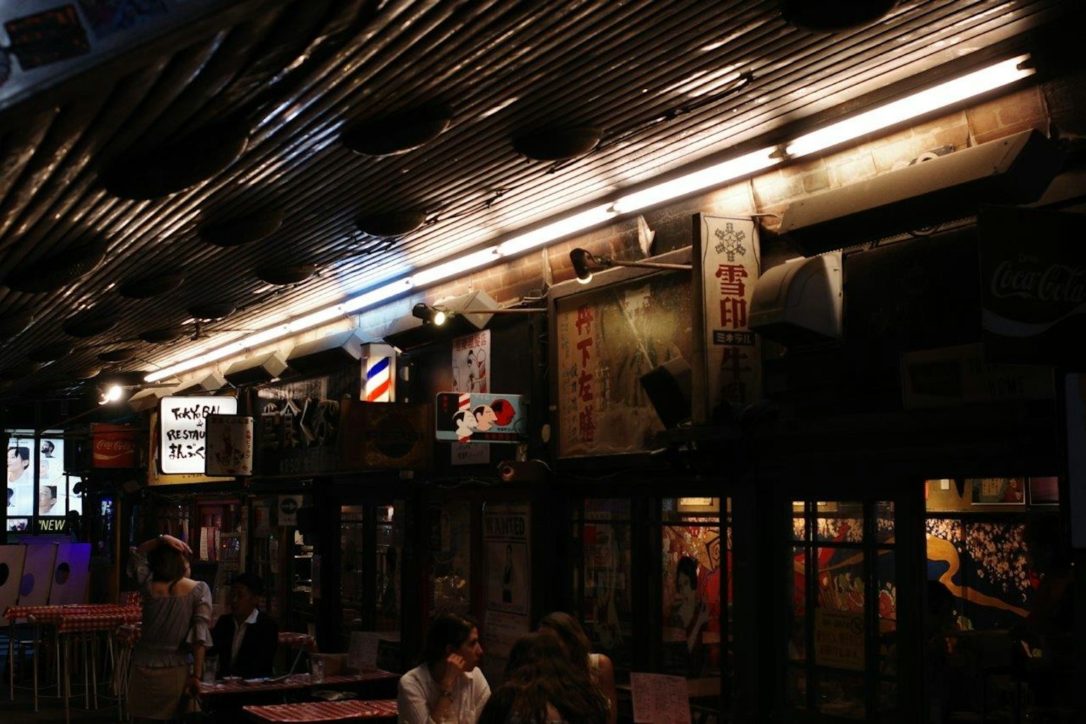 Jalan redup dengan papan nama restoran Jepang dan pencahayaan