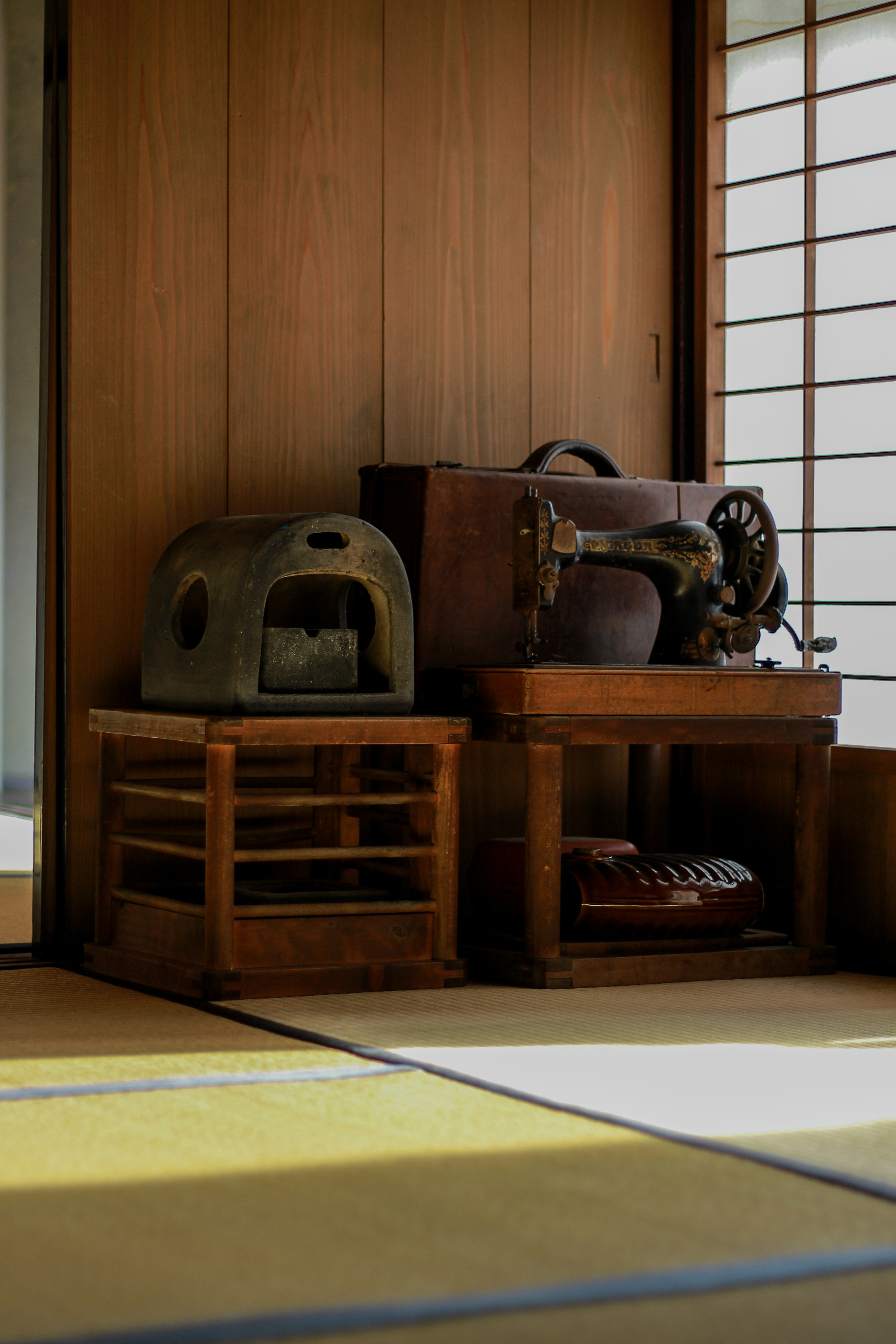 木製の道具が並ぶ和室の床の間