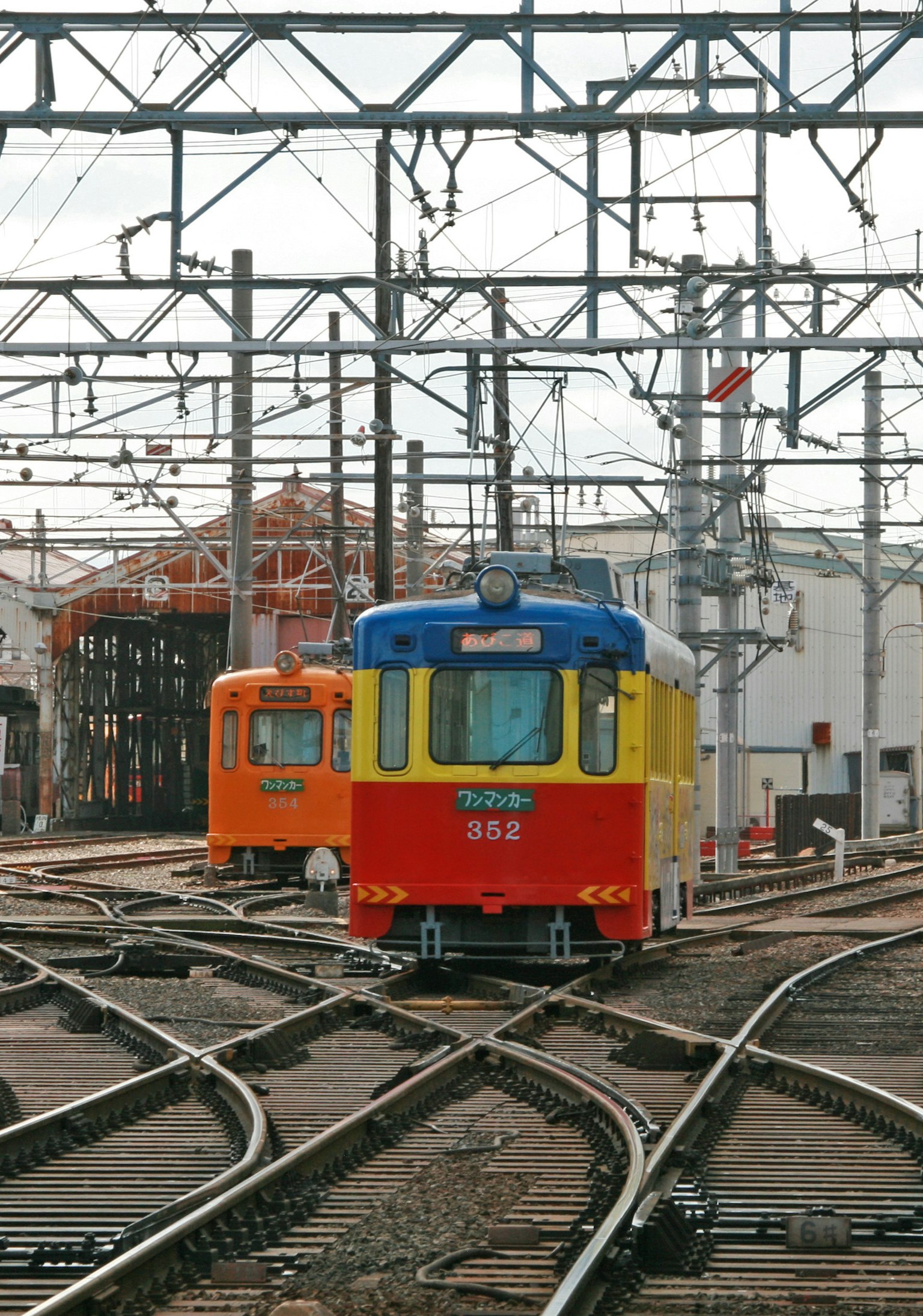 Tren colorido en un cruce ferroviario complejo