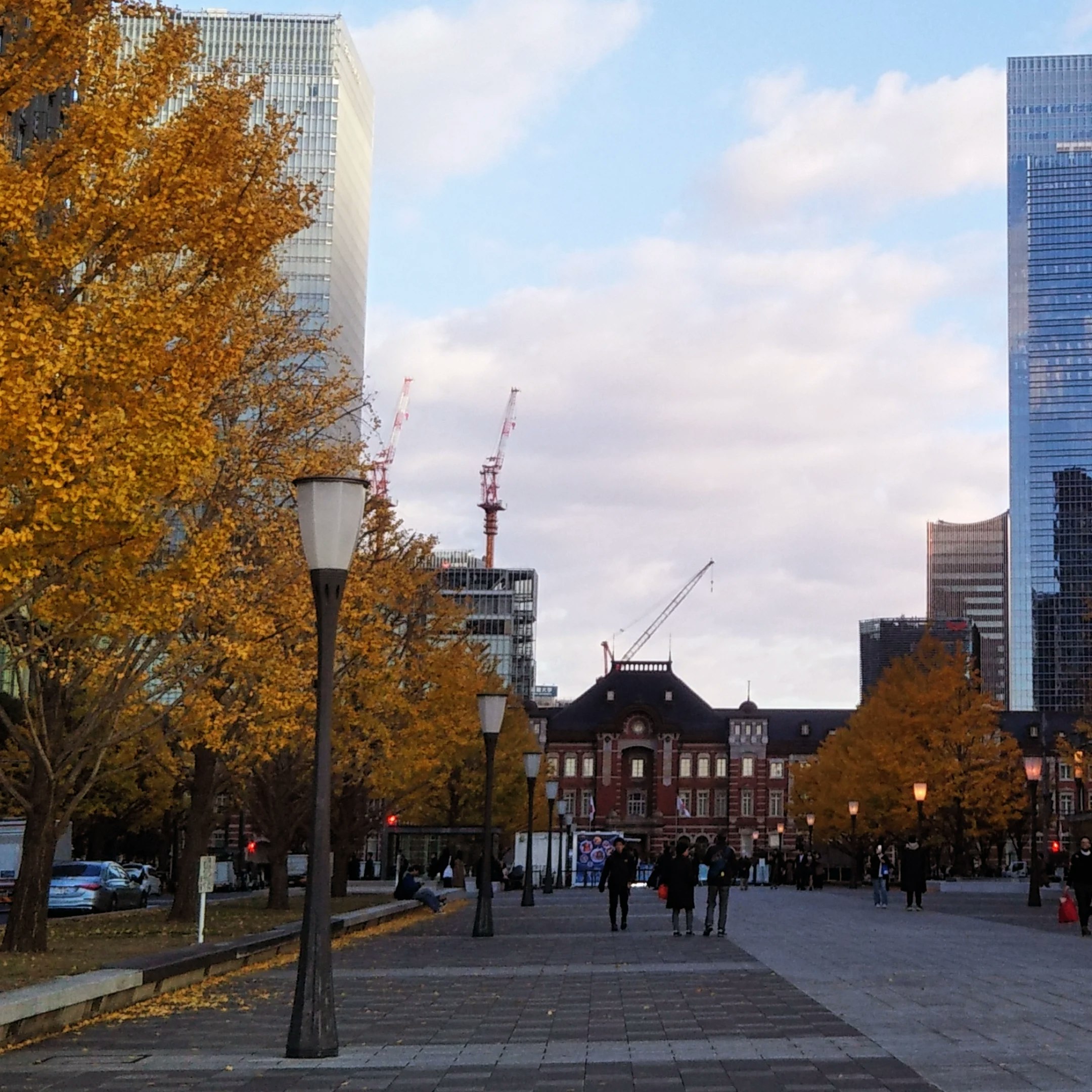 東京車站前廣場的黃昏街景