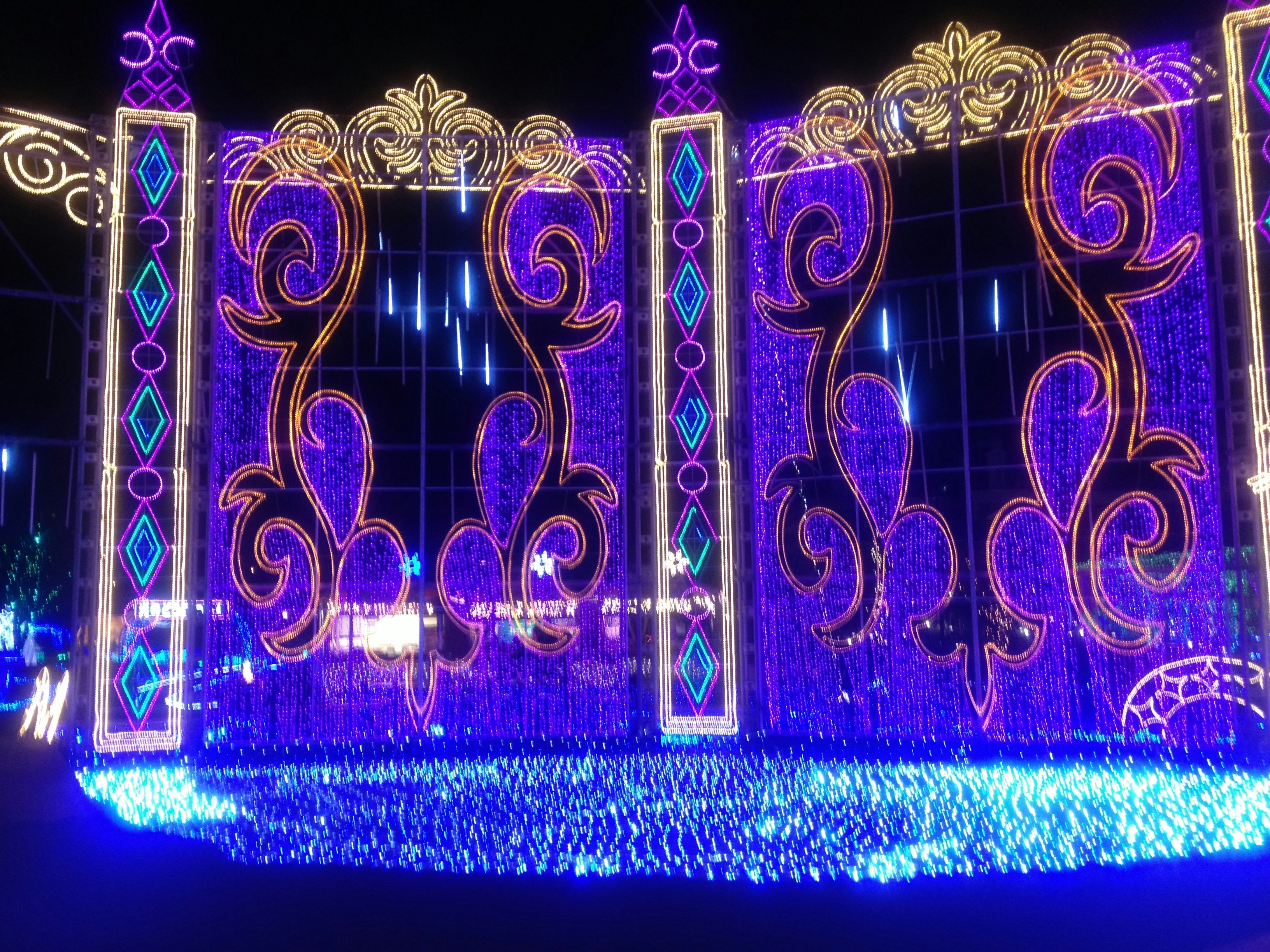 vista notturna di un cancello decorativo illuminato
