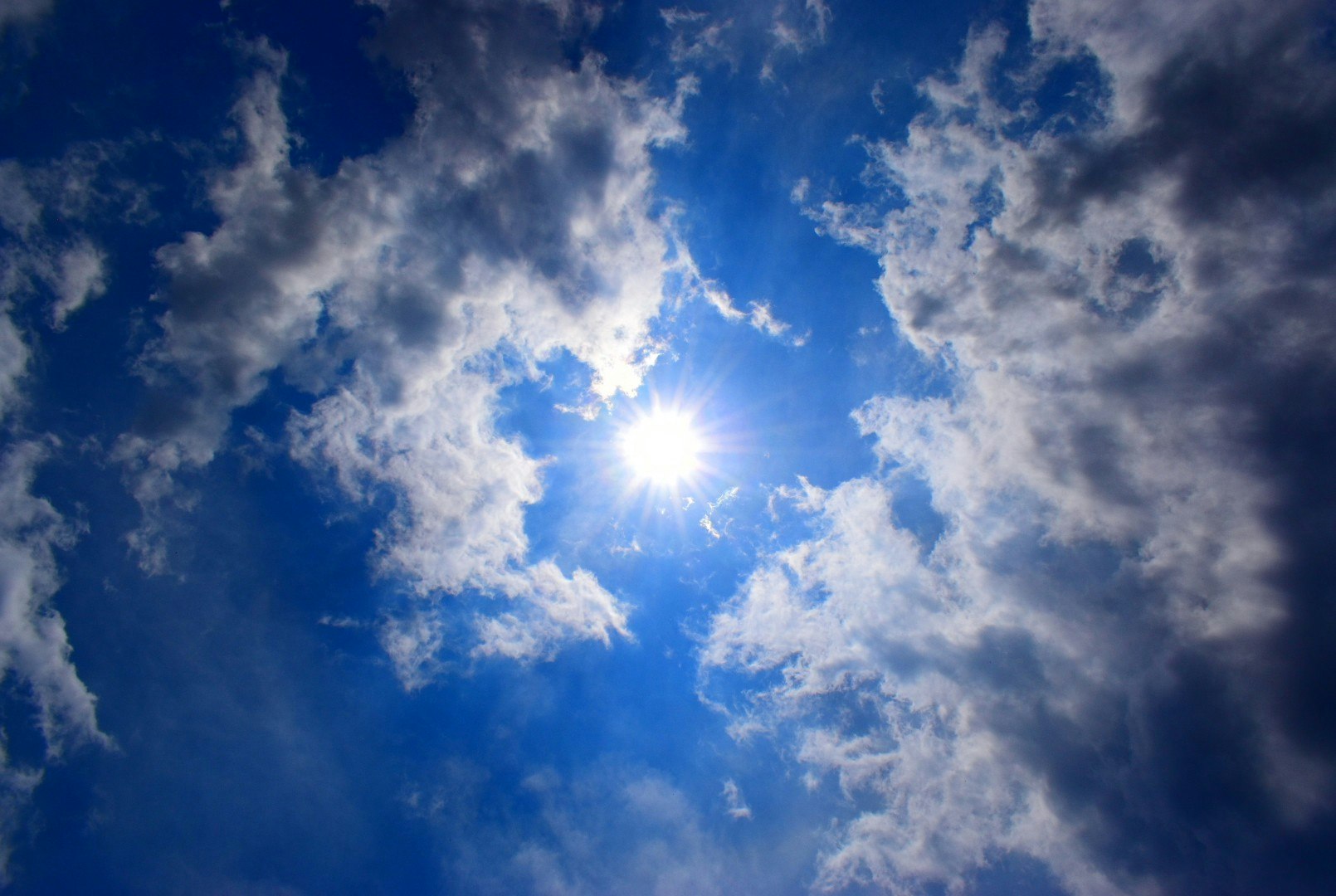 皐月の青空に広がる雲と太陽の光