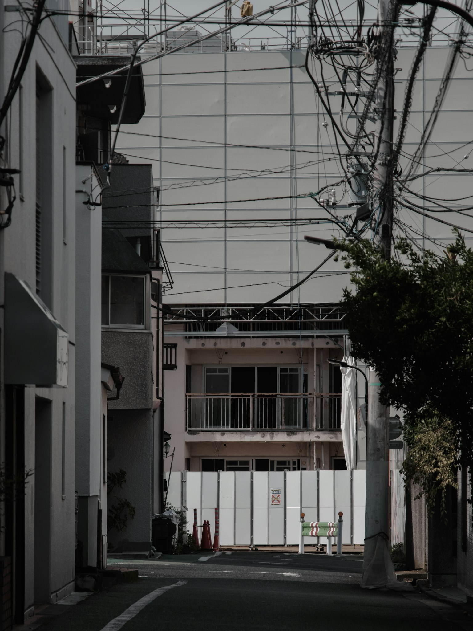 Ruelle étroite avec des bâtiments et des lignes électriques