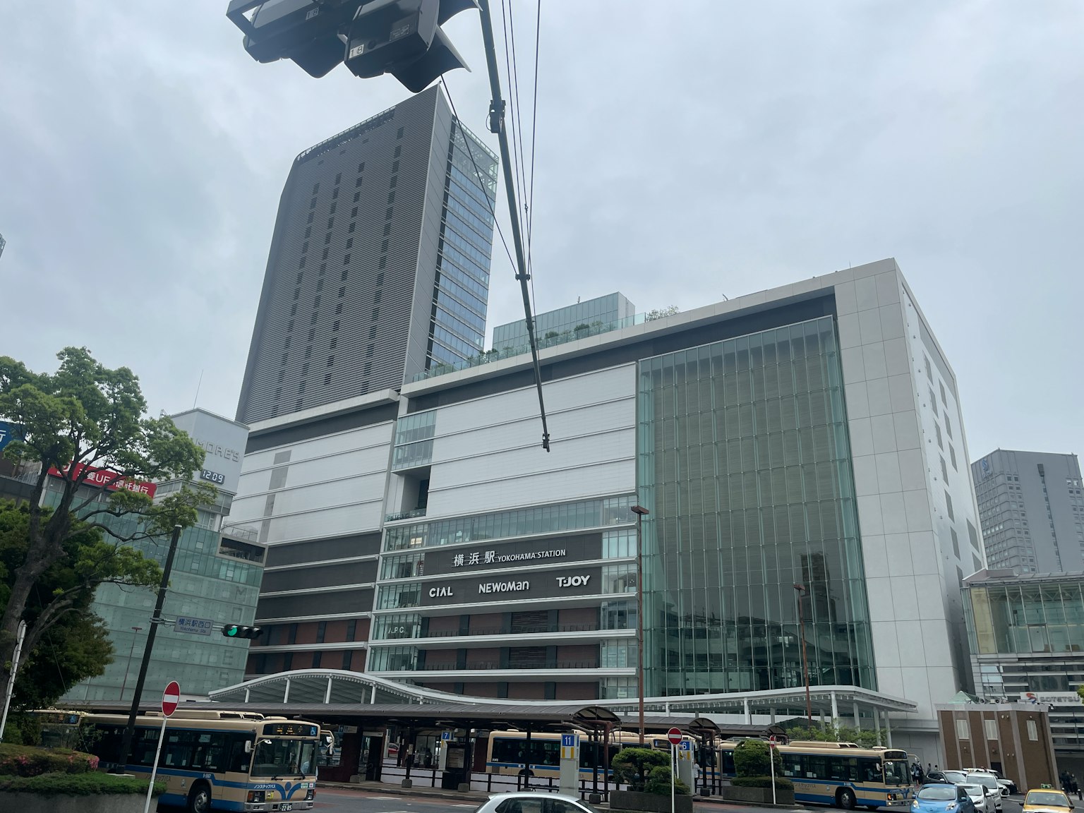 現代建築與多雲的天空