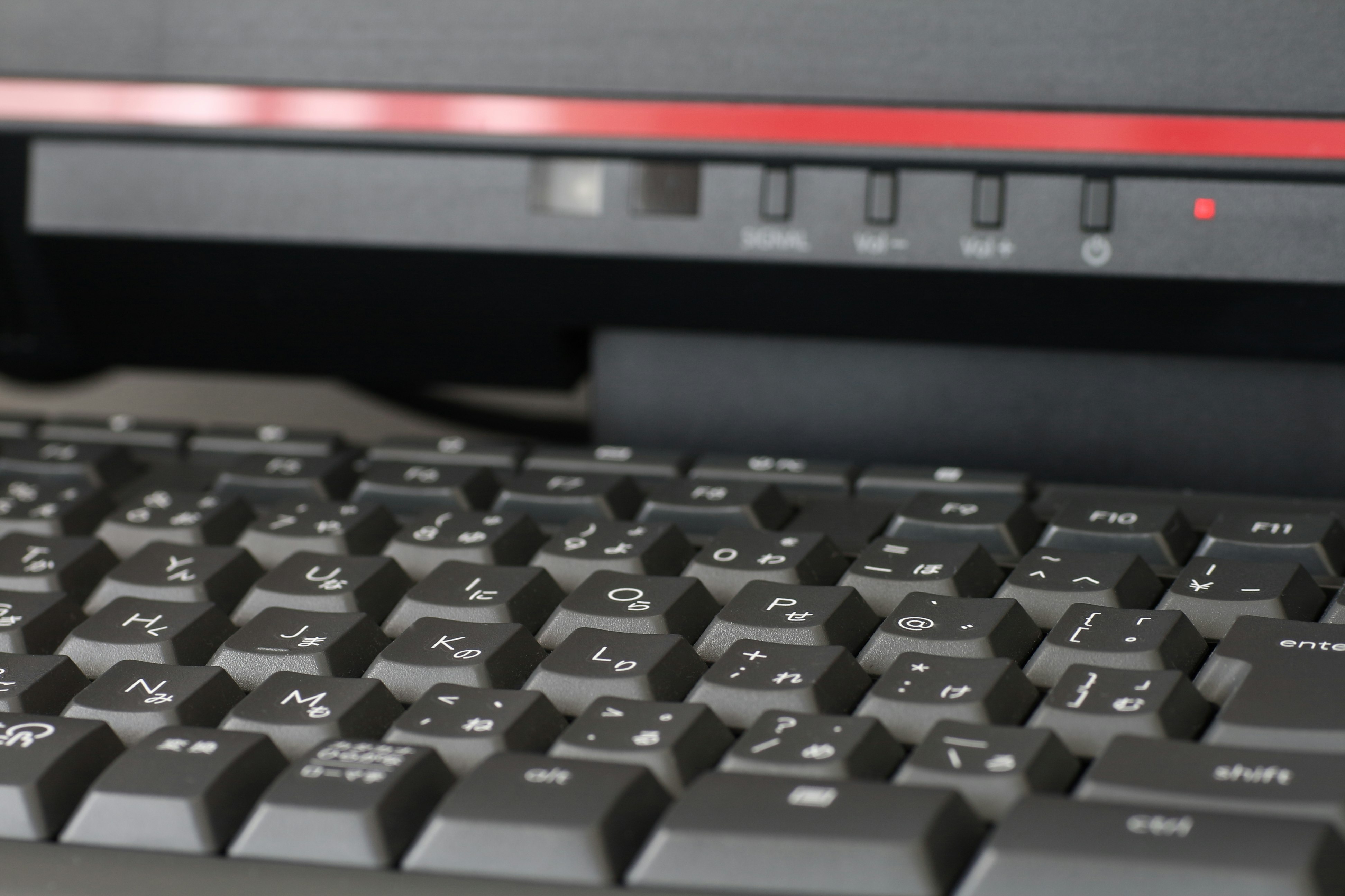 キーボードのキーと文字が見えるクローズアップ