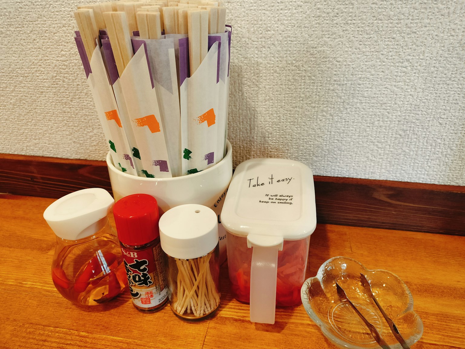 桌子上有筷子和调味料的设置