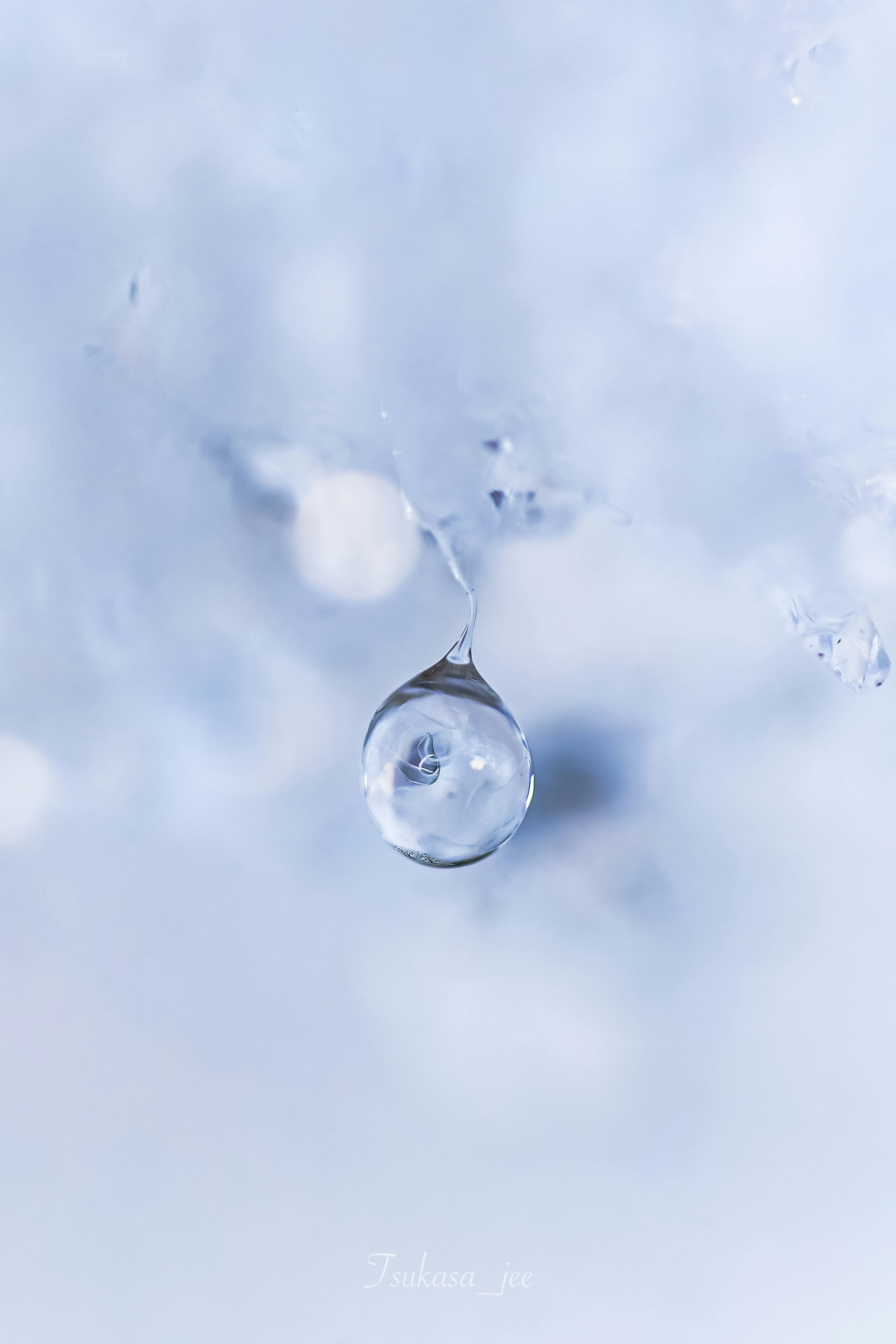雪解けの空に浮かぶ雫の水滴