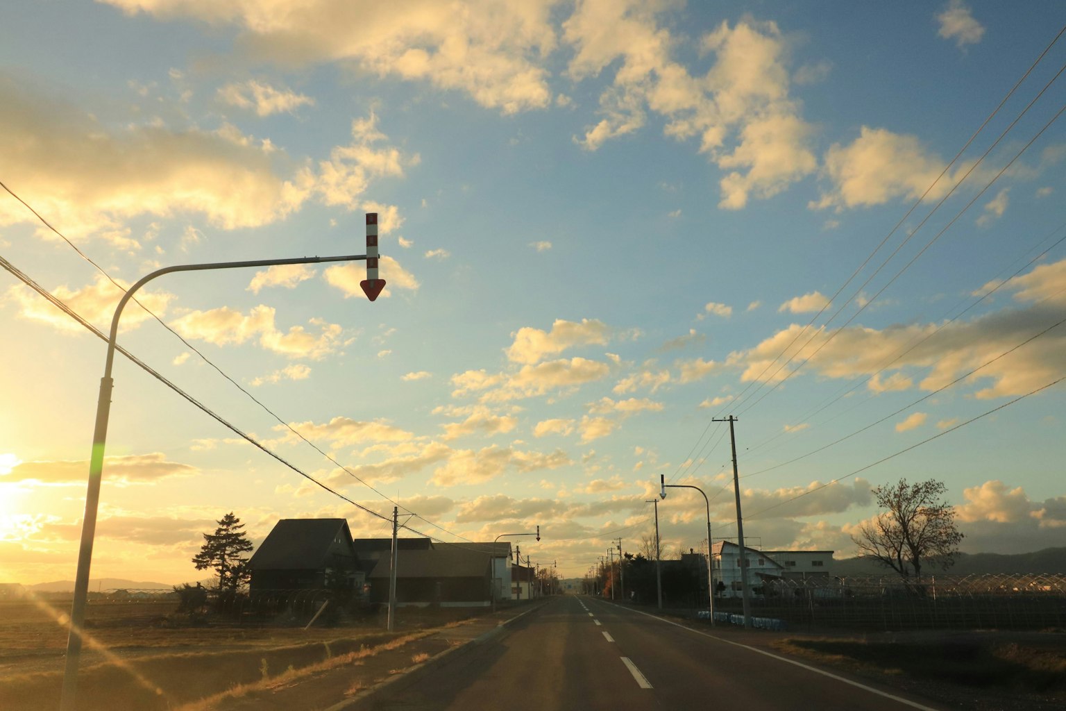 夕阳照耀下的道路和蓝天中的云彩