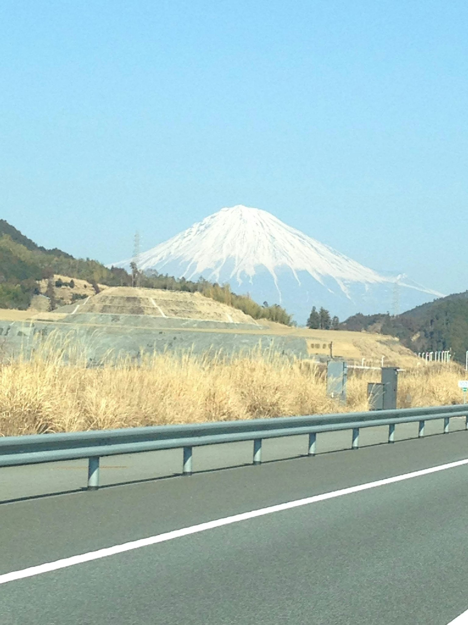 Vista del monte Fuji innevato da un'autostrada
