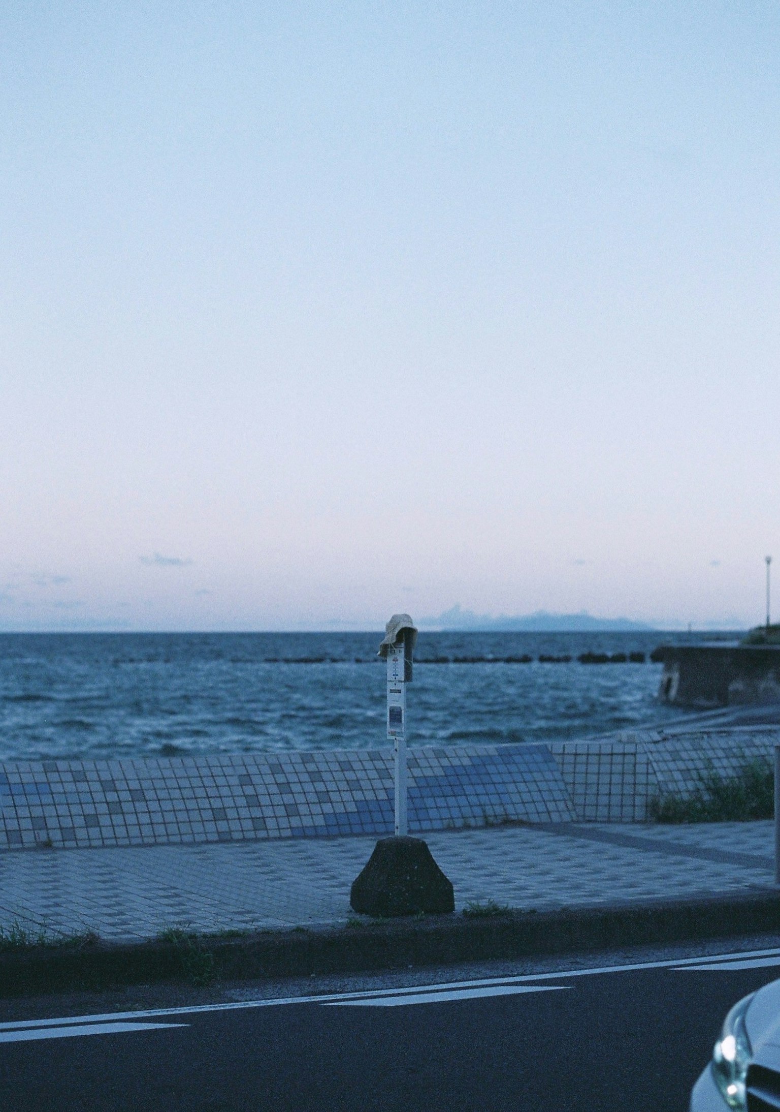 Küstenstraße mit Blick auf das Meer und blauen Himmel
