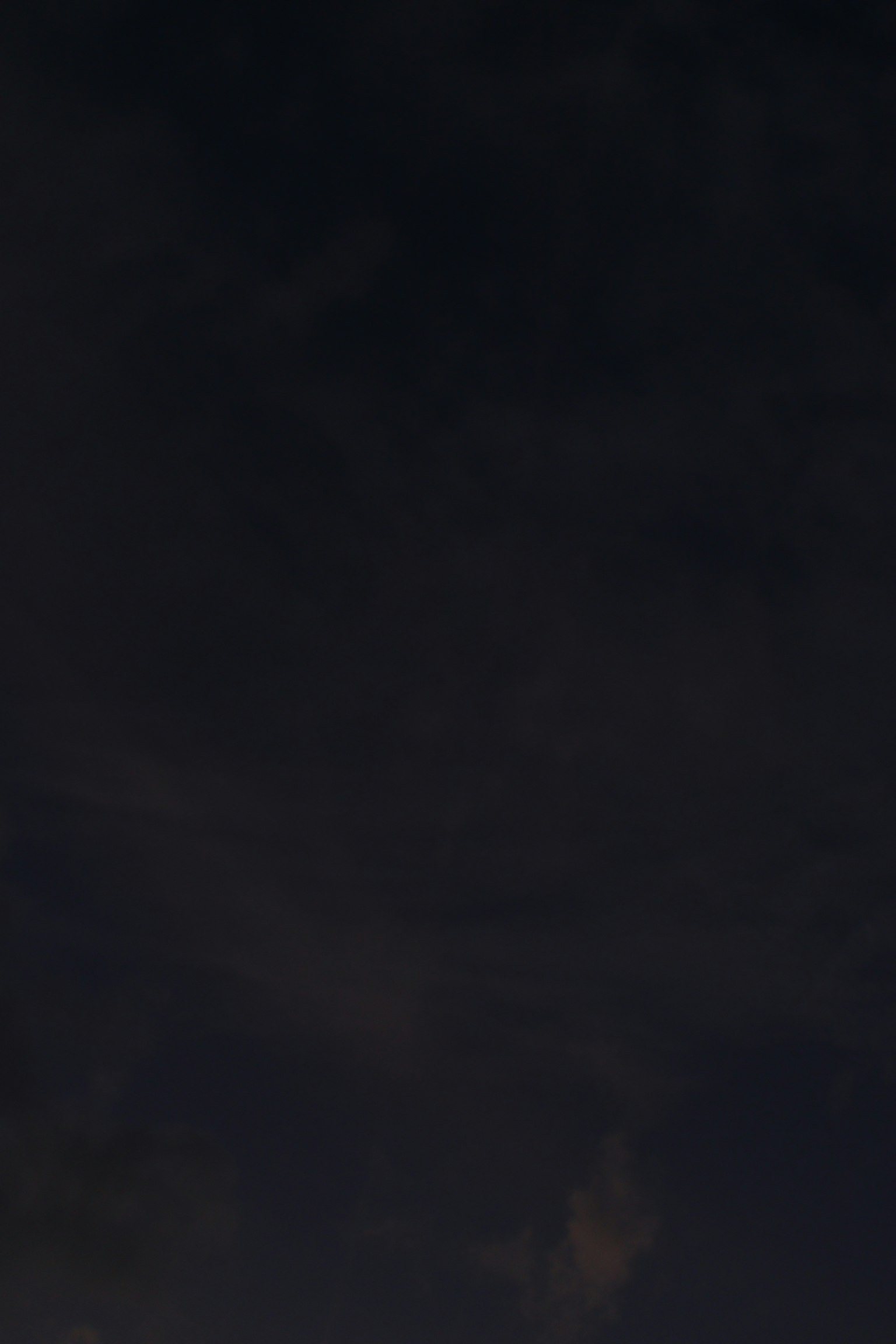 Cielo notturno scuro con stelle brillanti