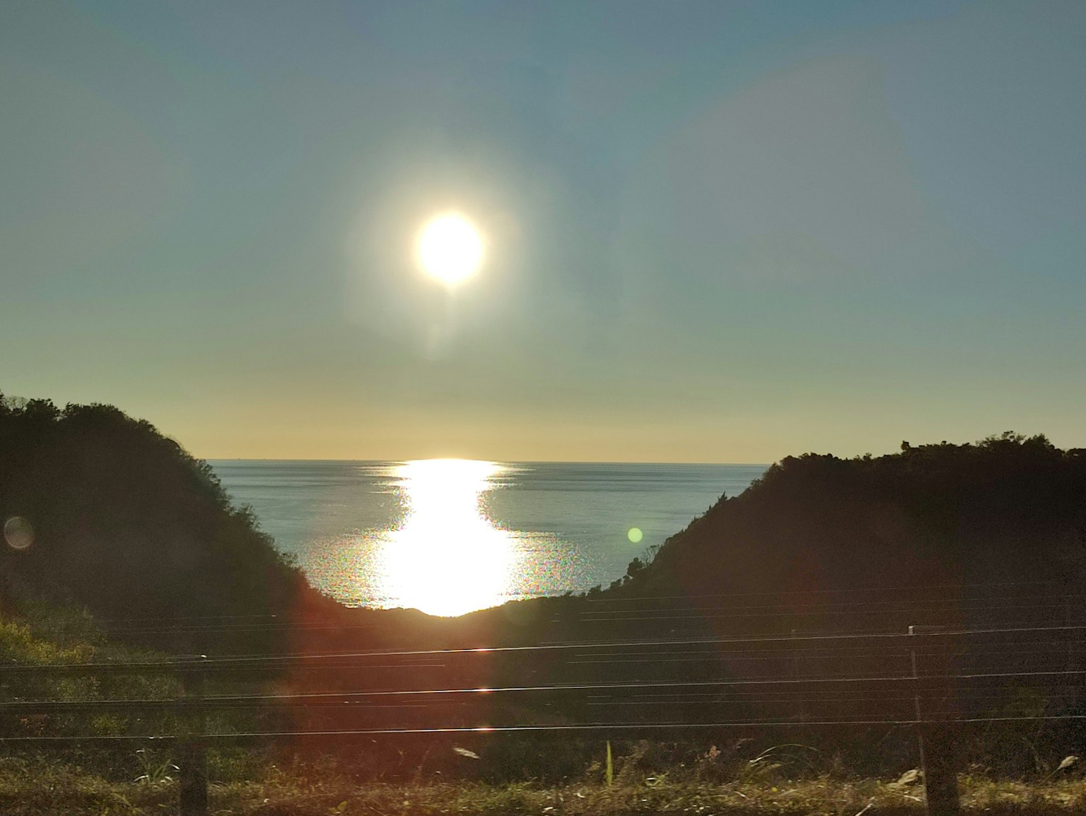 Vue panoramique avec le soleil se reflétant sur l'océan