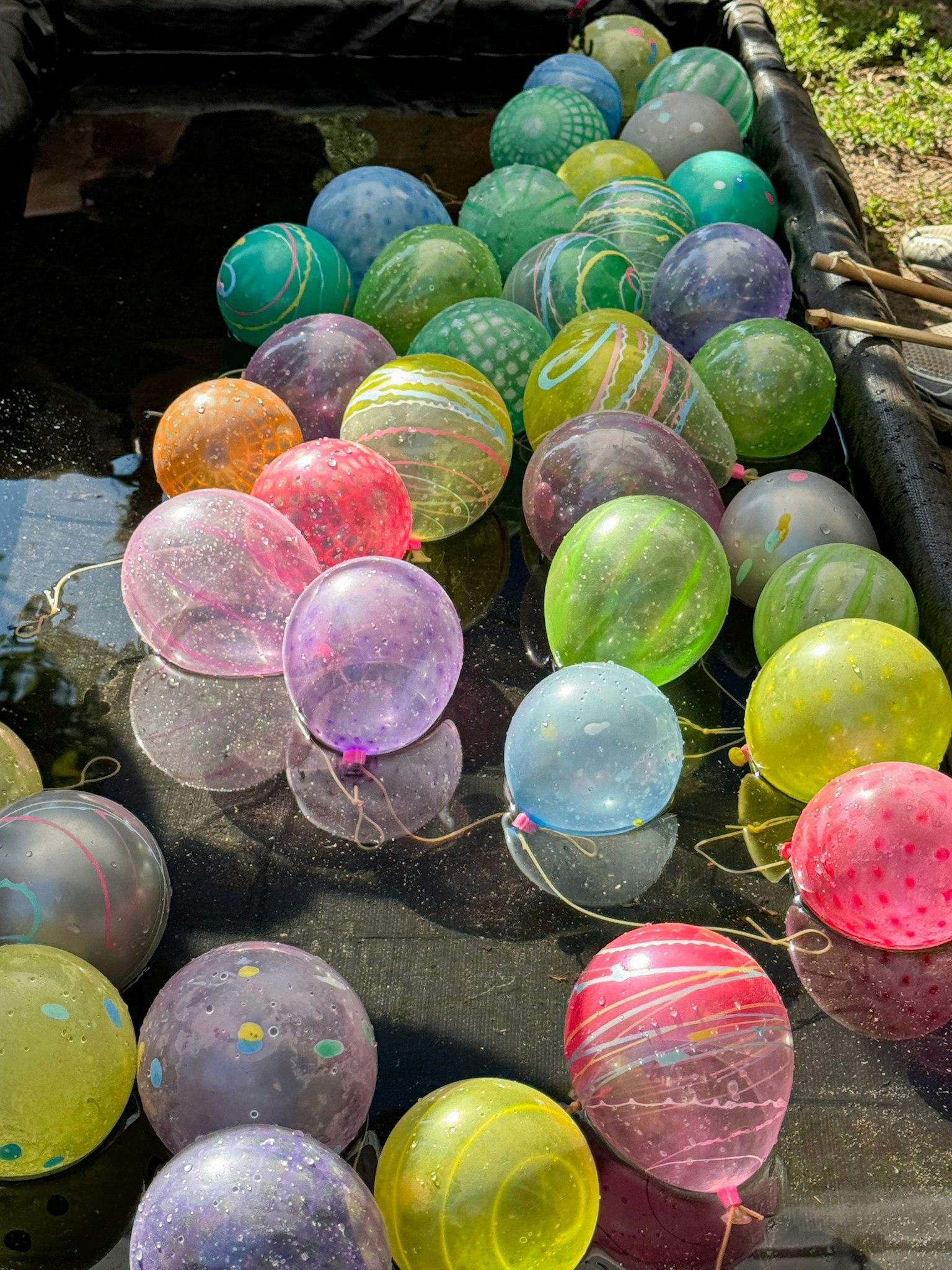 Palloncini colorati che galleggiano sulla superficie dell'acqua