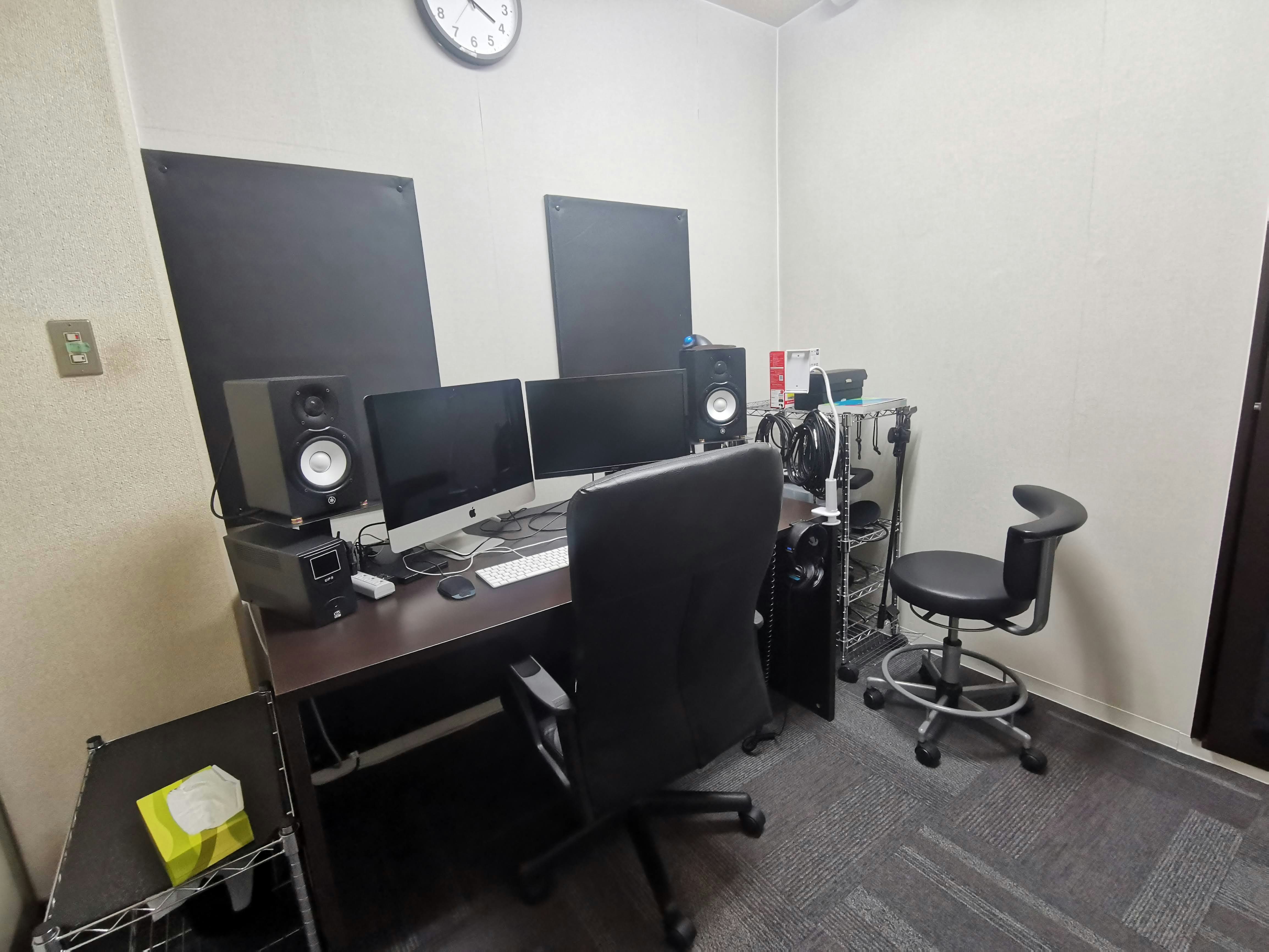 複数モニターのあるオフィス作業スペース