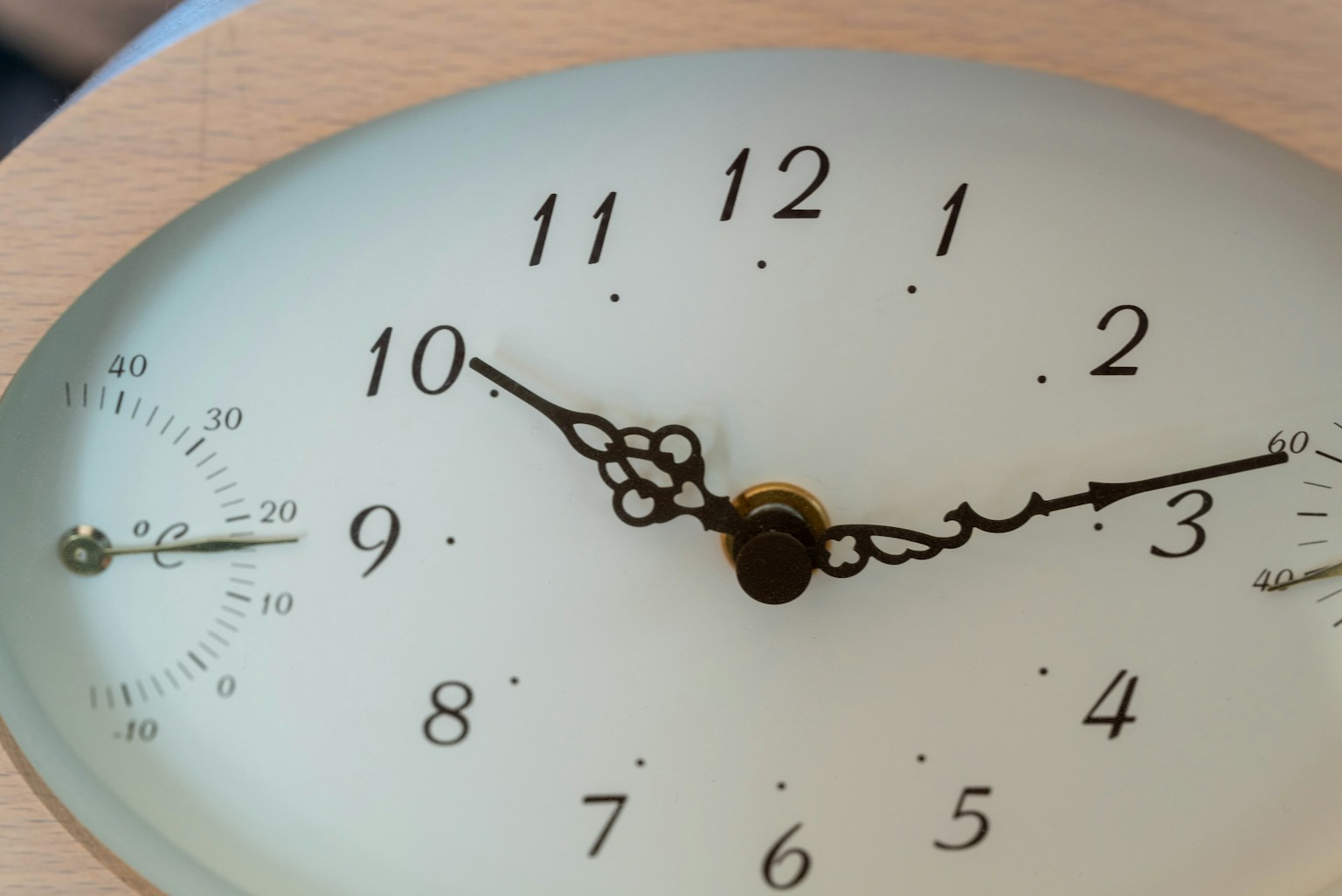 Nahaufnahme einer Holz Uhr mit Zeigern auf zehn Uhr