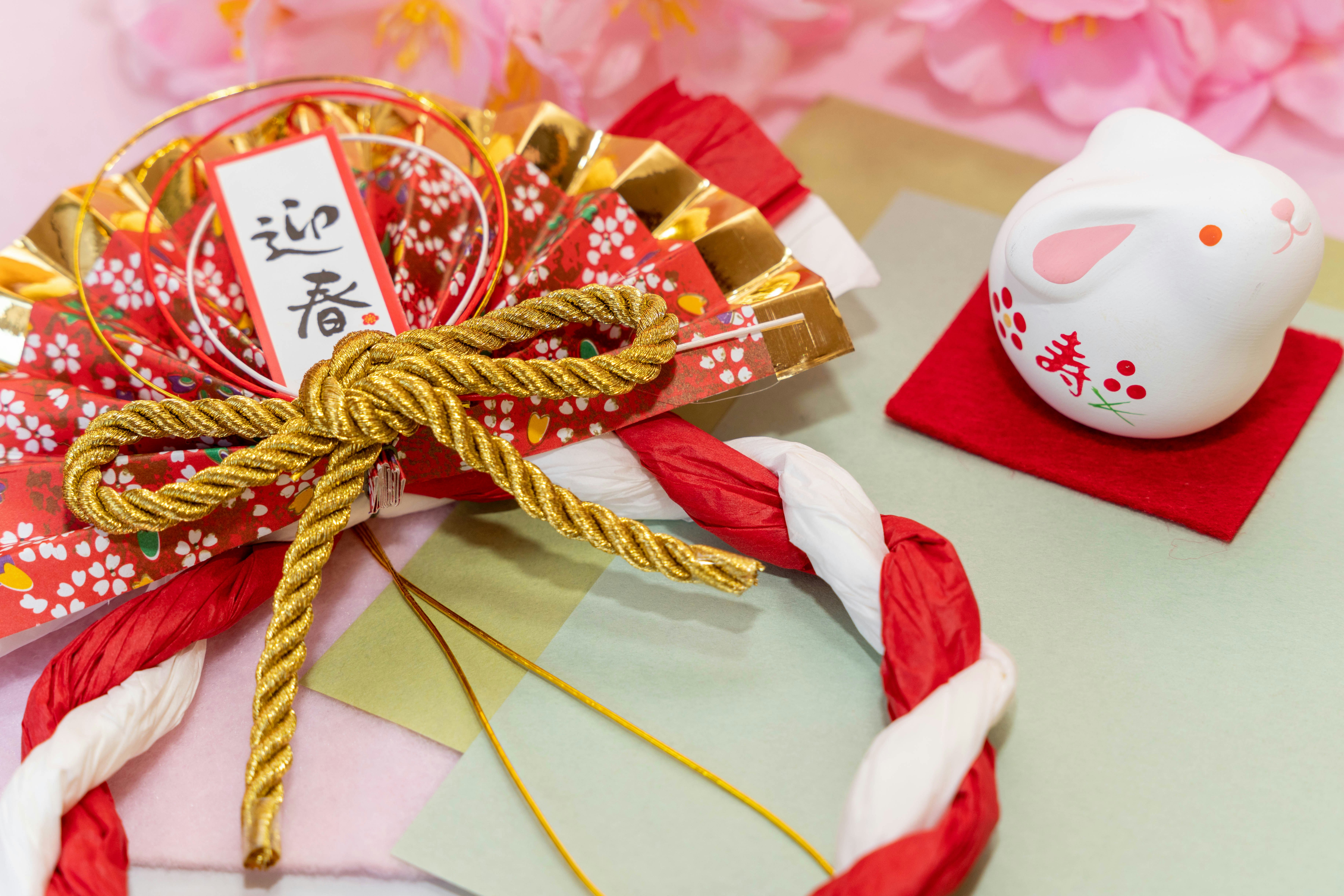 Coffret cadeau du Nouvel An japonais rouge et blanc avec confiseries et figurine de lapin