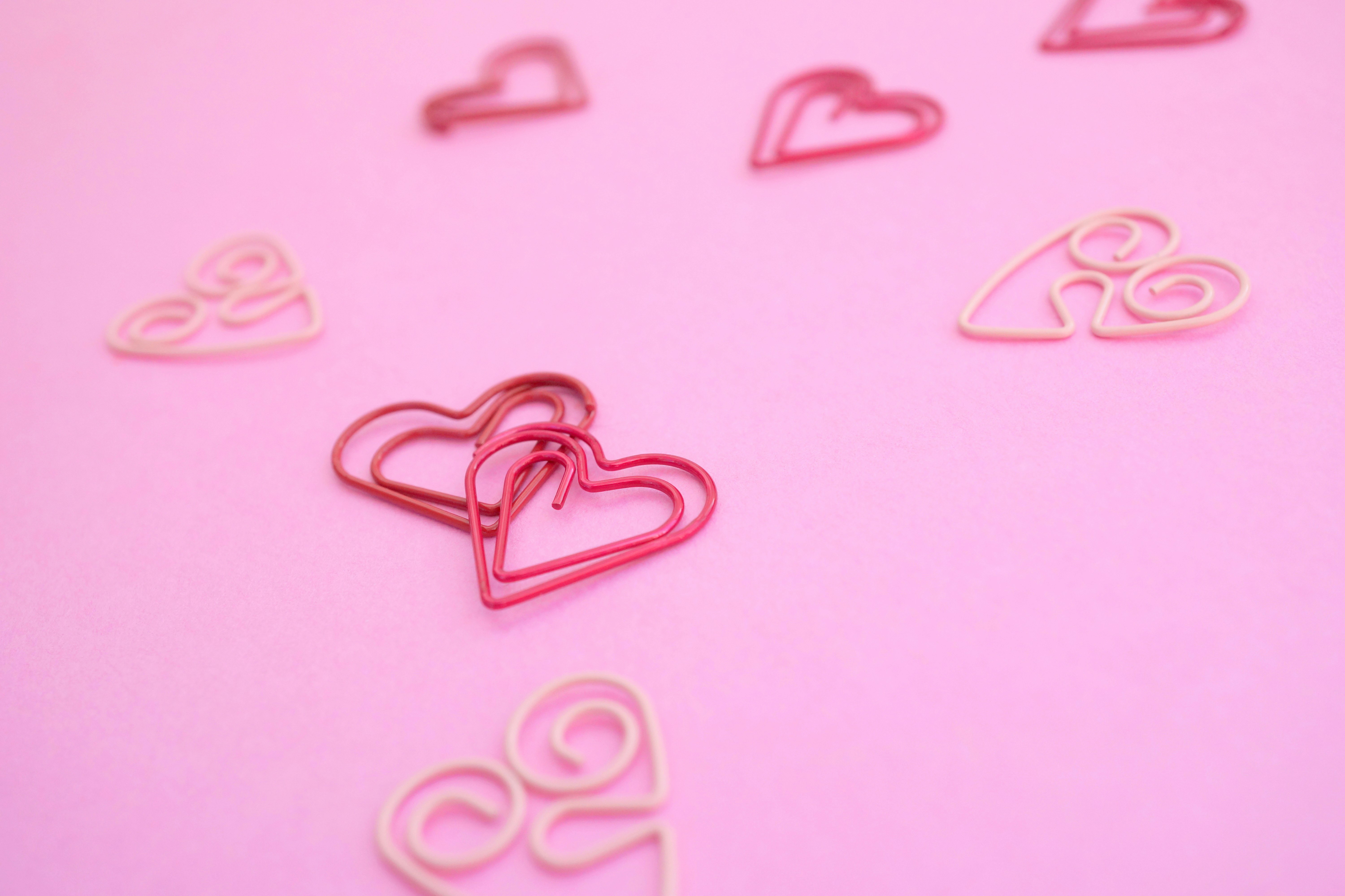 Cuori in stile neon su sfondo rosa