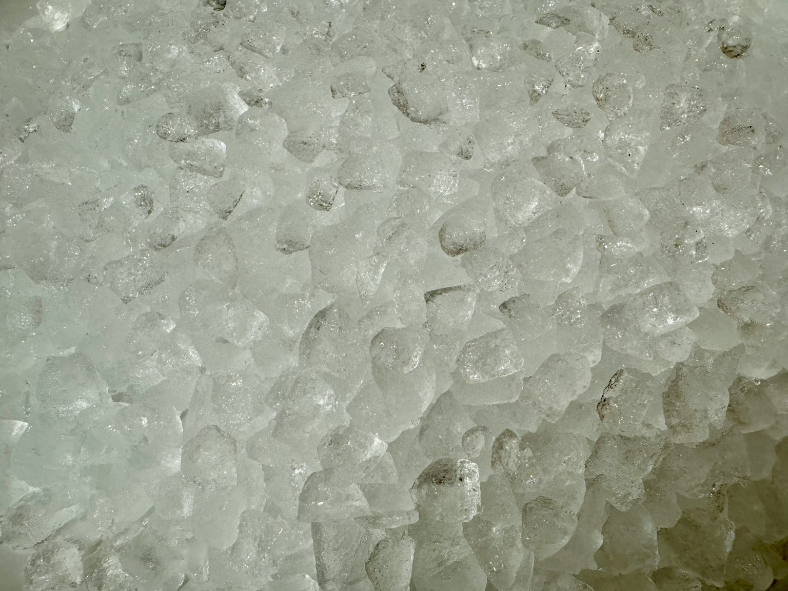 Nahaufnahme von gruppierten Eiskristallen