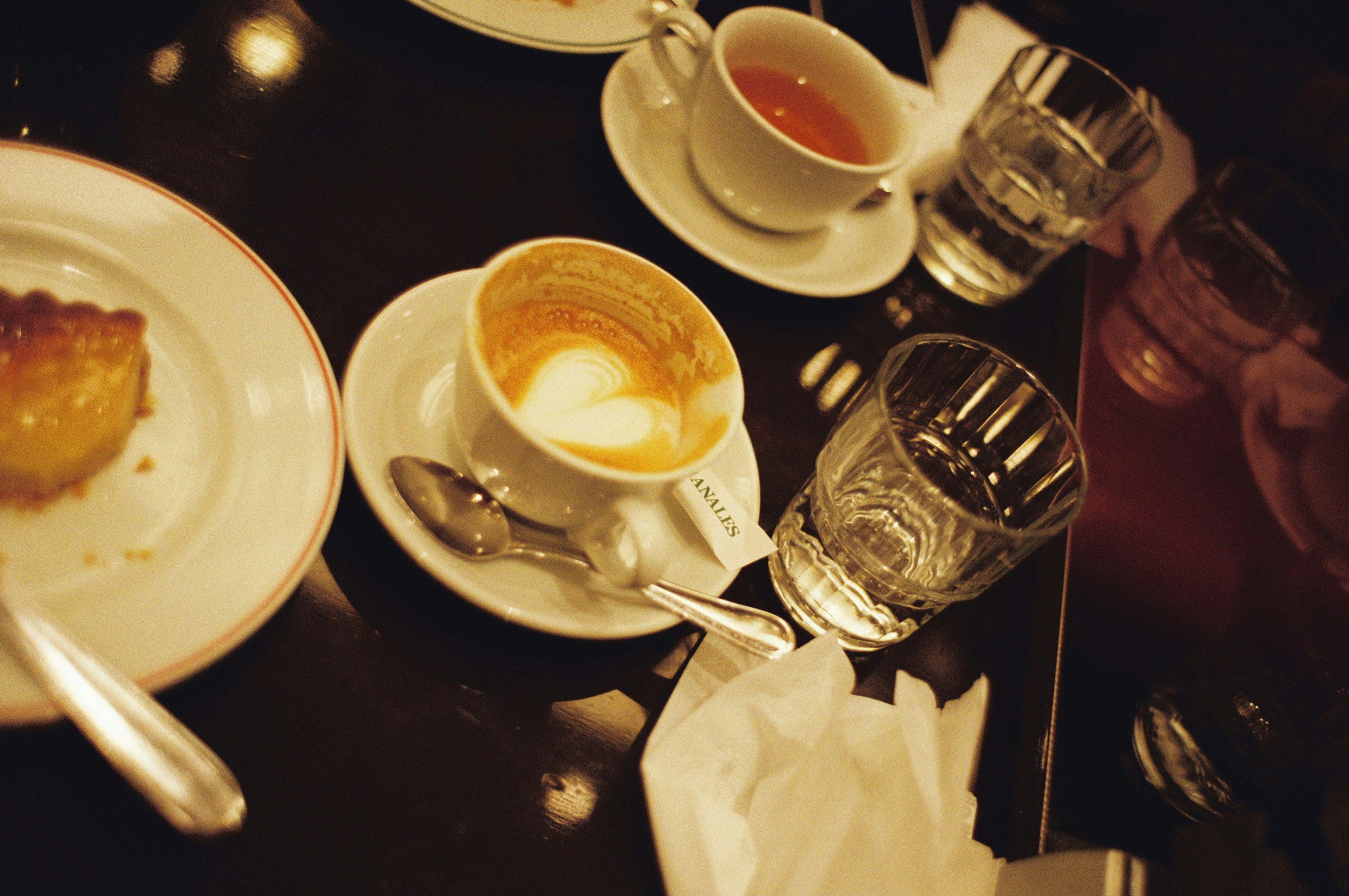 夜のテーブルに並ぶコーヒーとデザートのセット