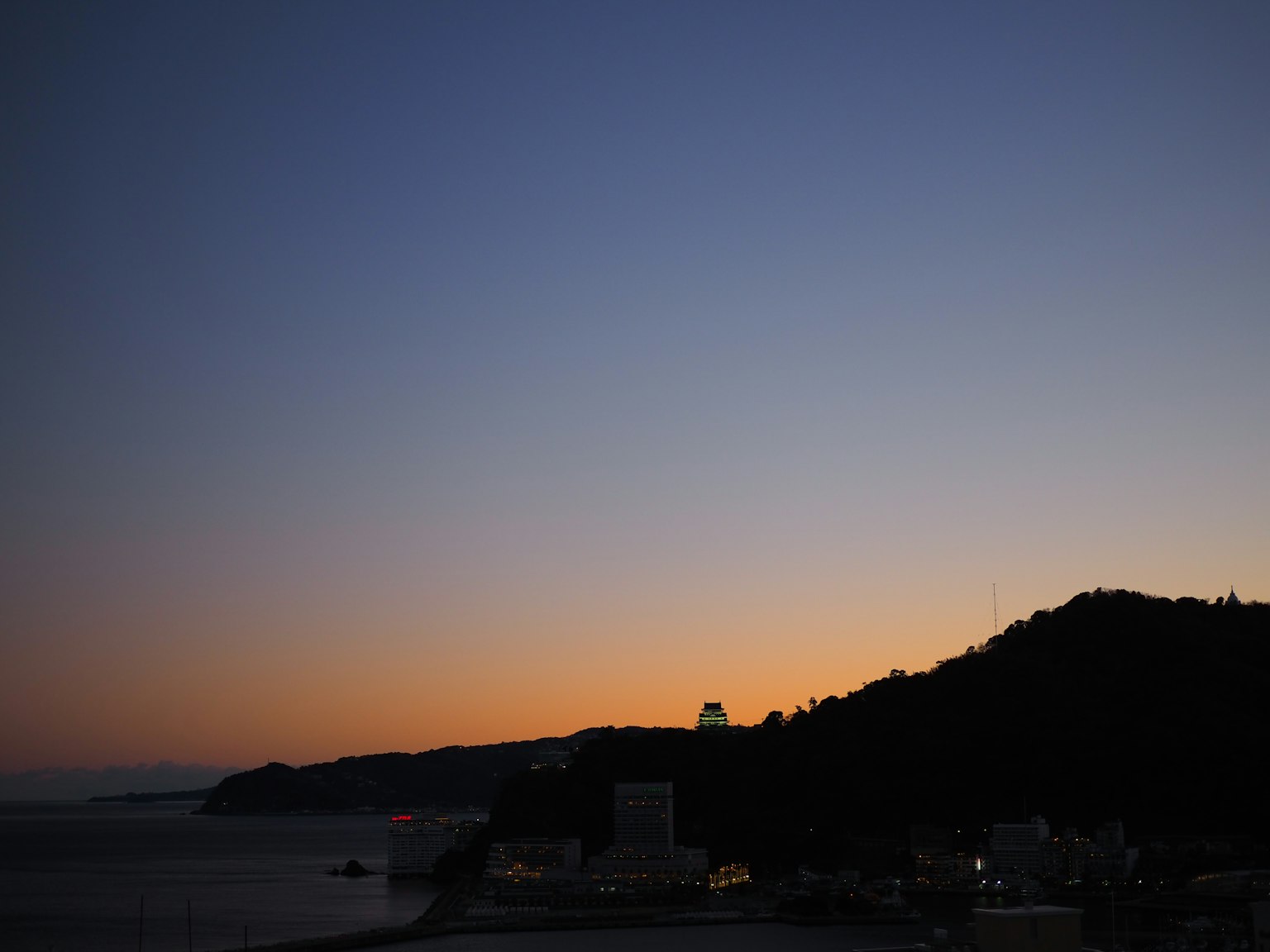 黄昏时分的海岸线轮廓与渐变天空颜色
