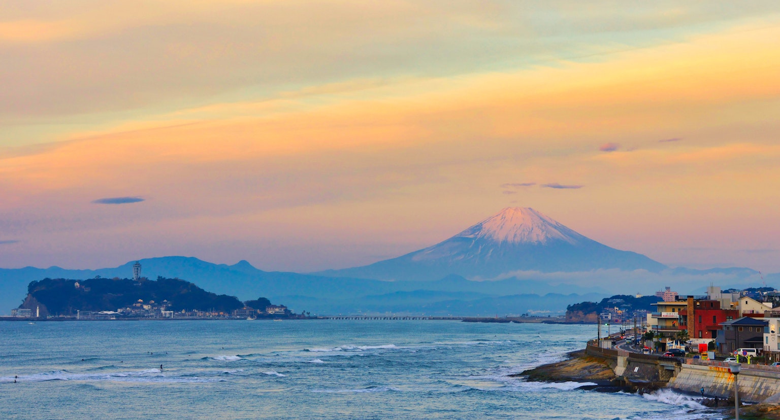 Schöne Küstenansicht mit dem Fuji unter einem Sonnenuntergangshimmel