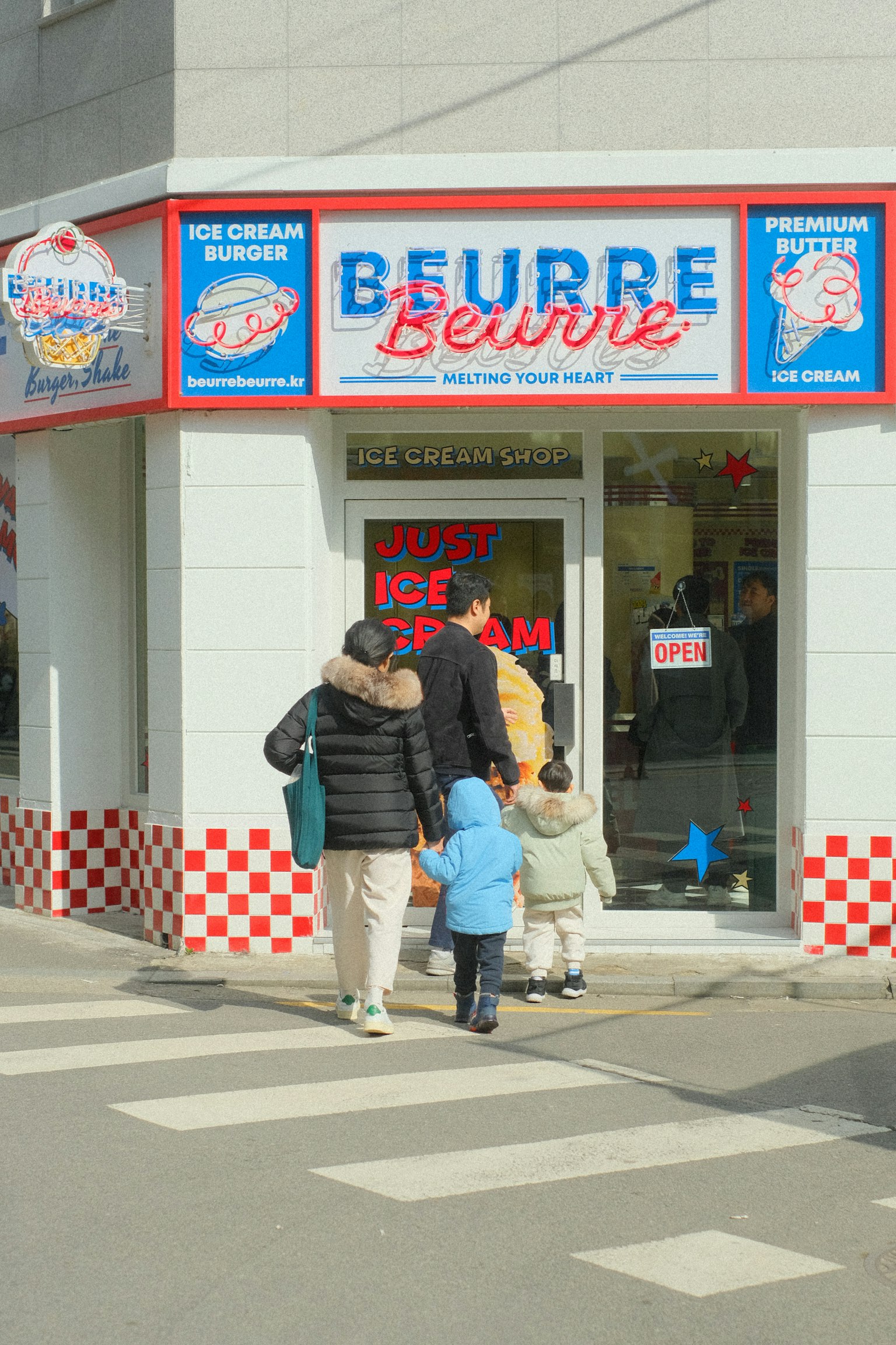 一家人在BEURRE商店前走