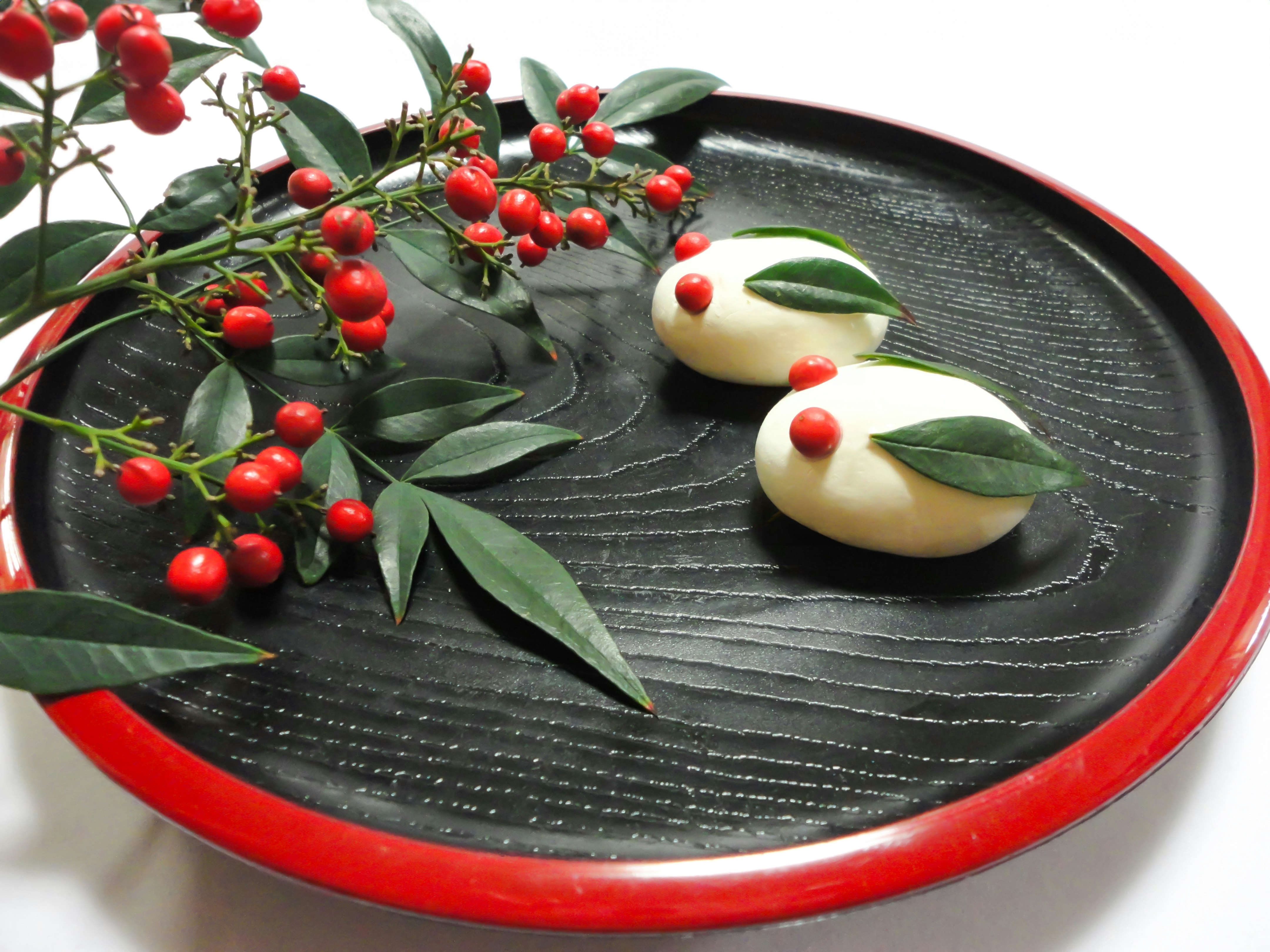 bandeja de piedra estilo japonés con bayas rojas y detalles de hojas