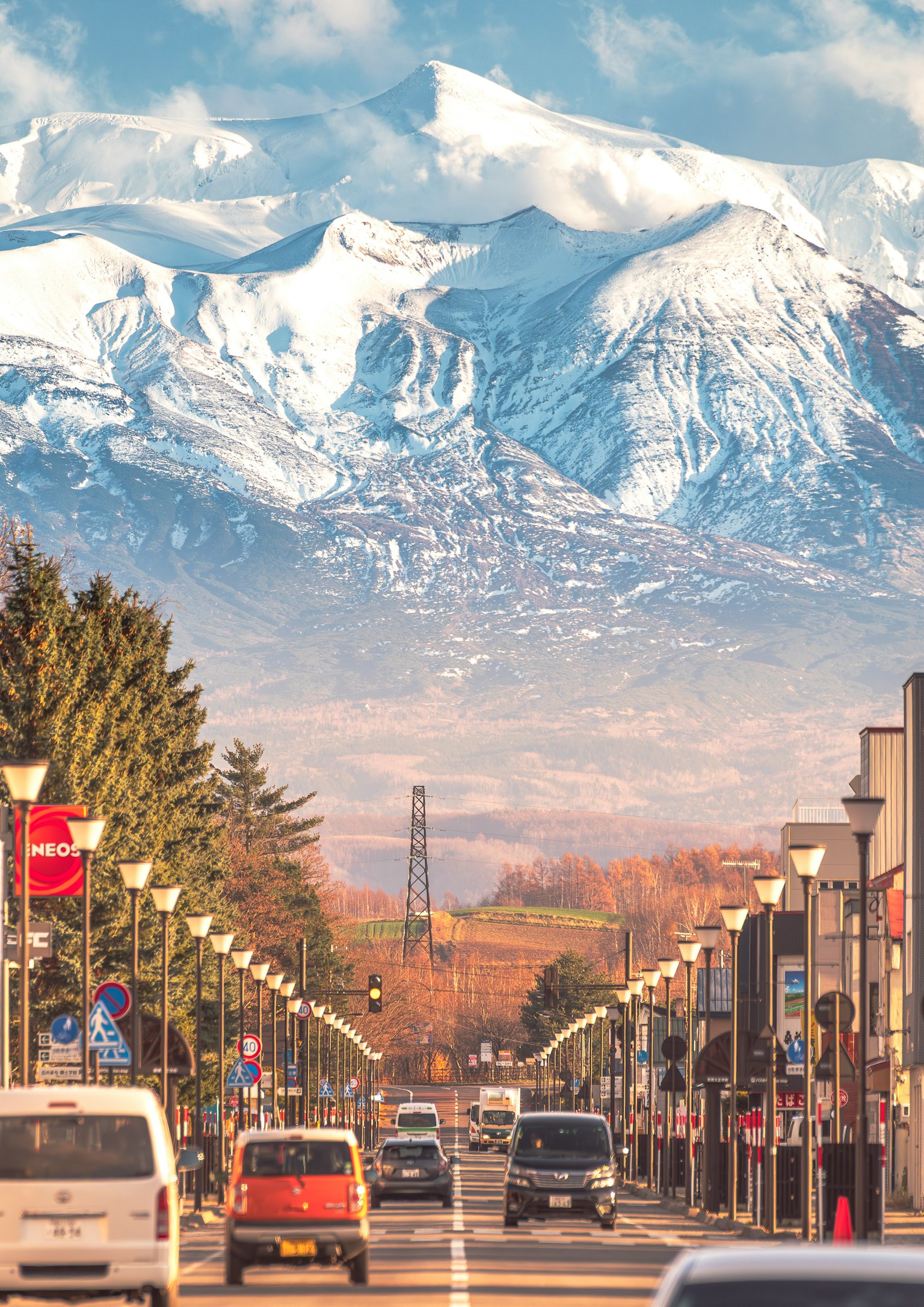 Vista panoramica di montagne innevate e una strada affollata