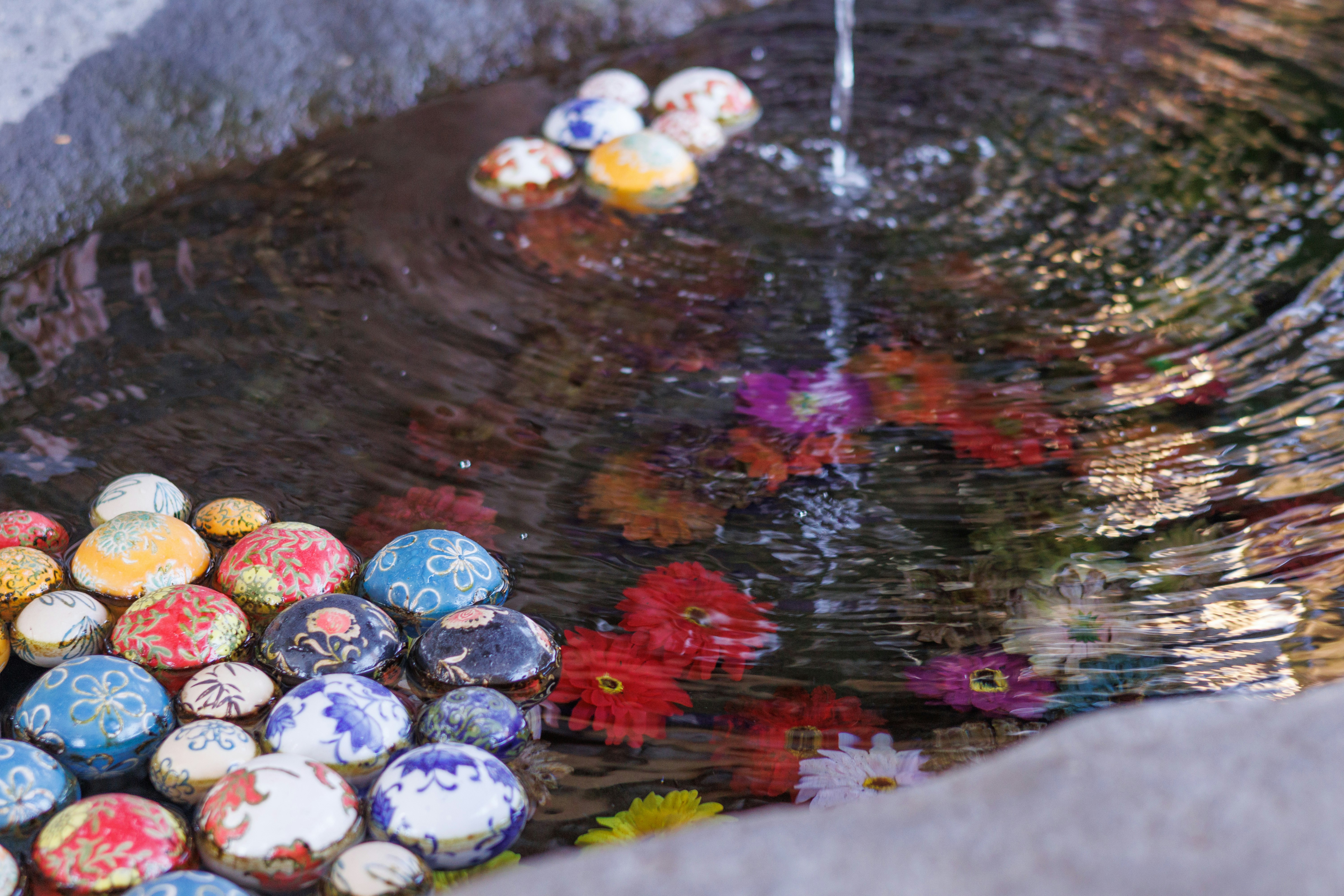 花手水の浮かぶ色とりどりの花と玉