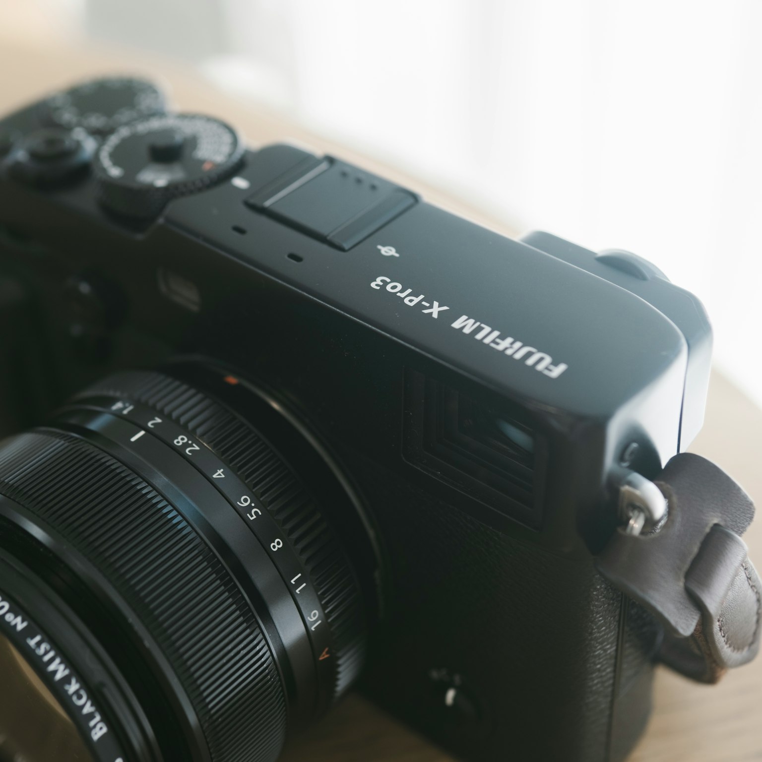 Imagen que muestra la vista lateral de una cámara Fujifilm X-T4