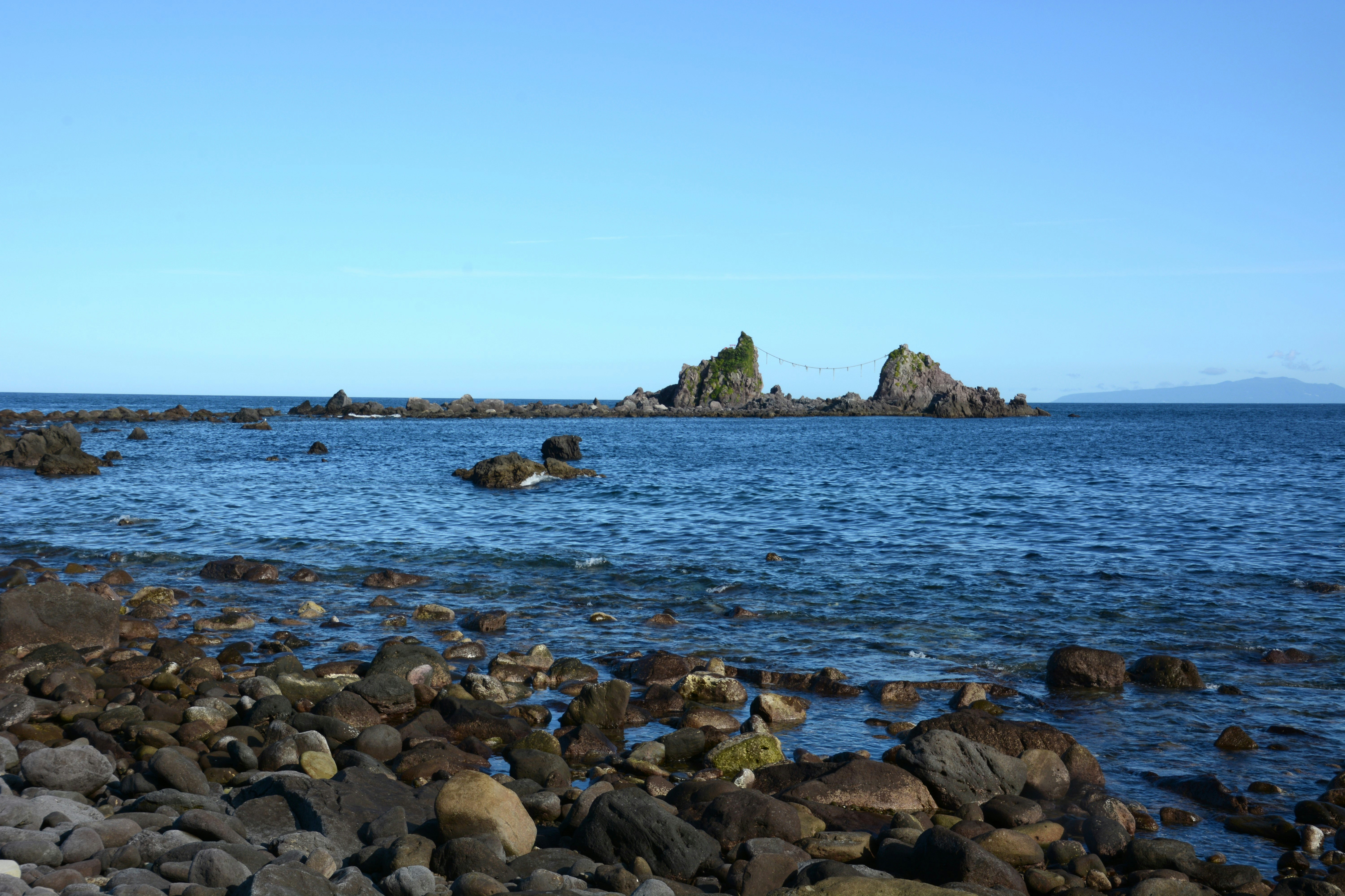 真鶴海岸岩礁與開闊地平線的景色