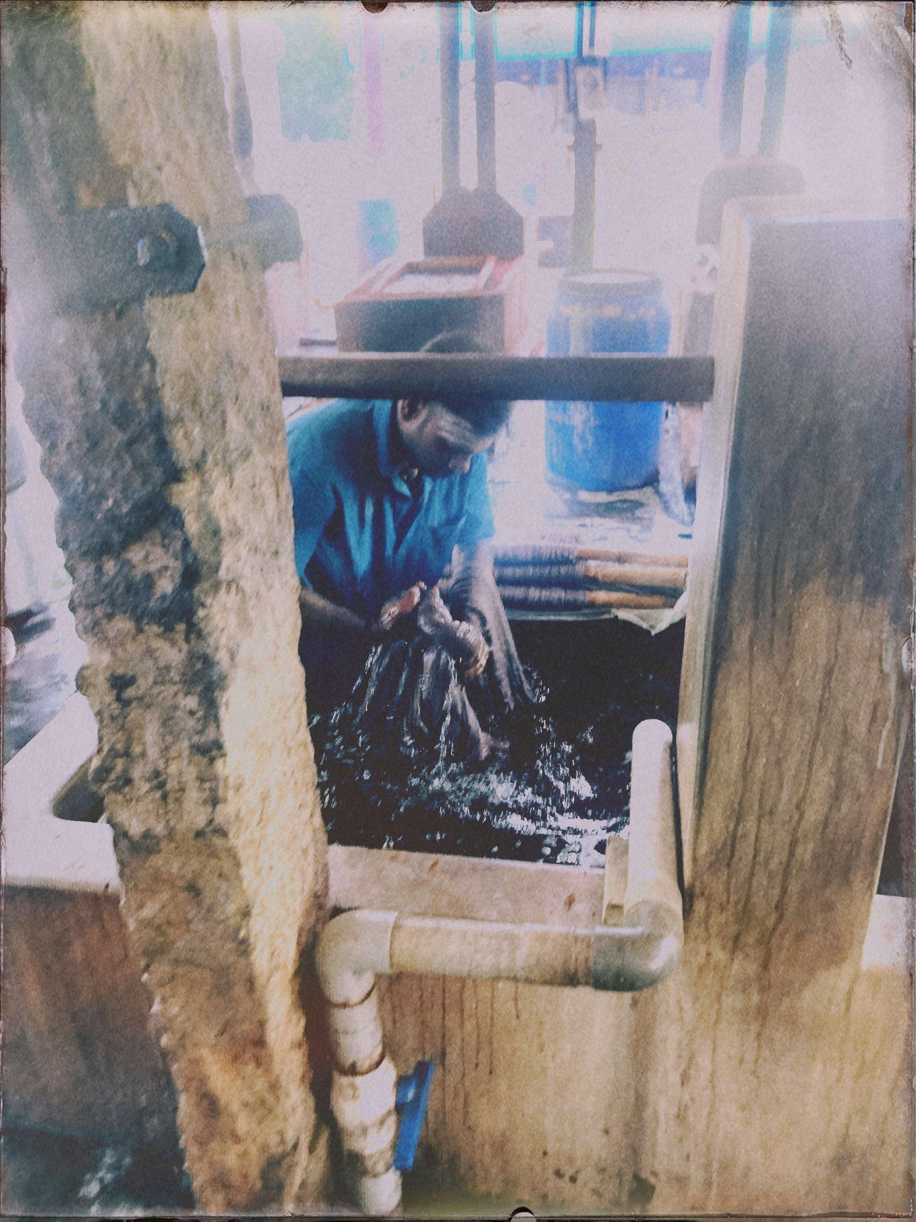 木框窗戶外看見的作業場景人物