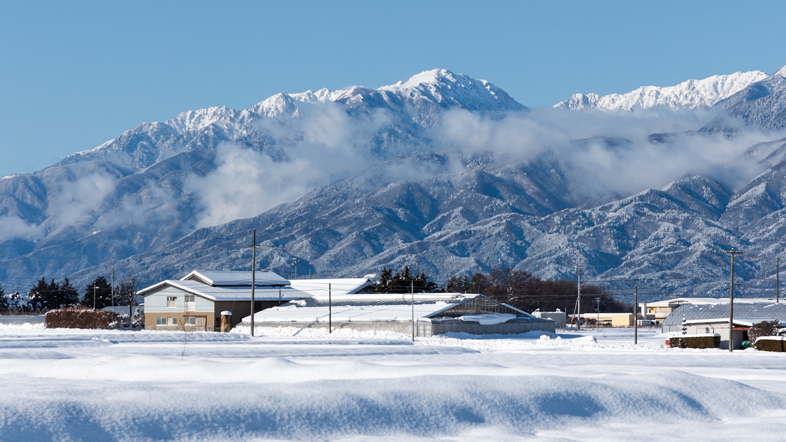 Paysage enneigé avec des montagnes en arrière-plan
