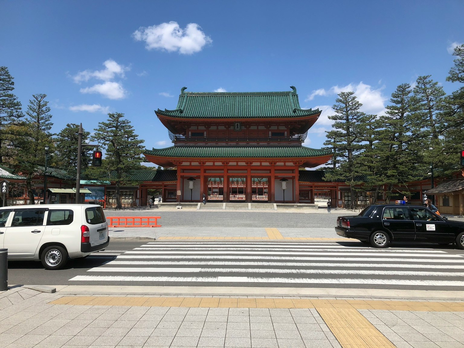 녹색 지붕을 가진 전통적인 일본 건물과 주변 나무들