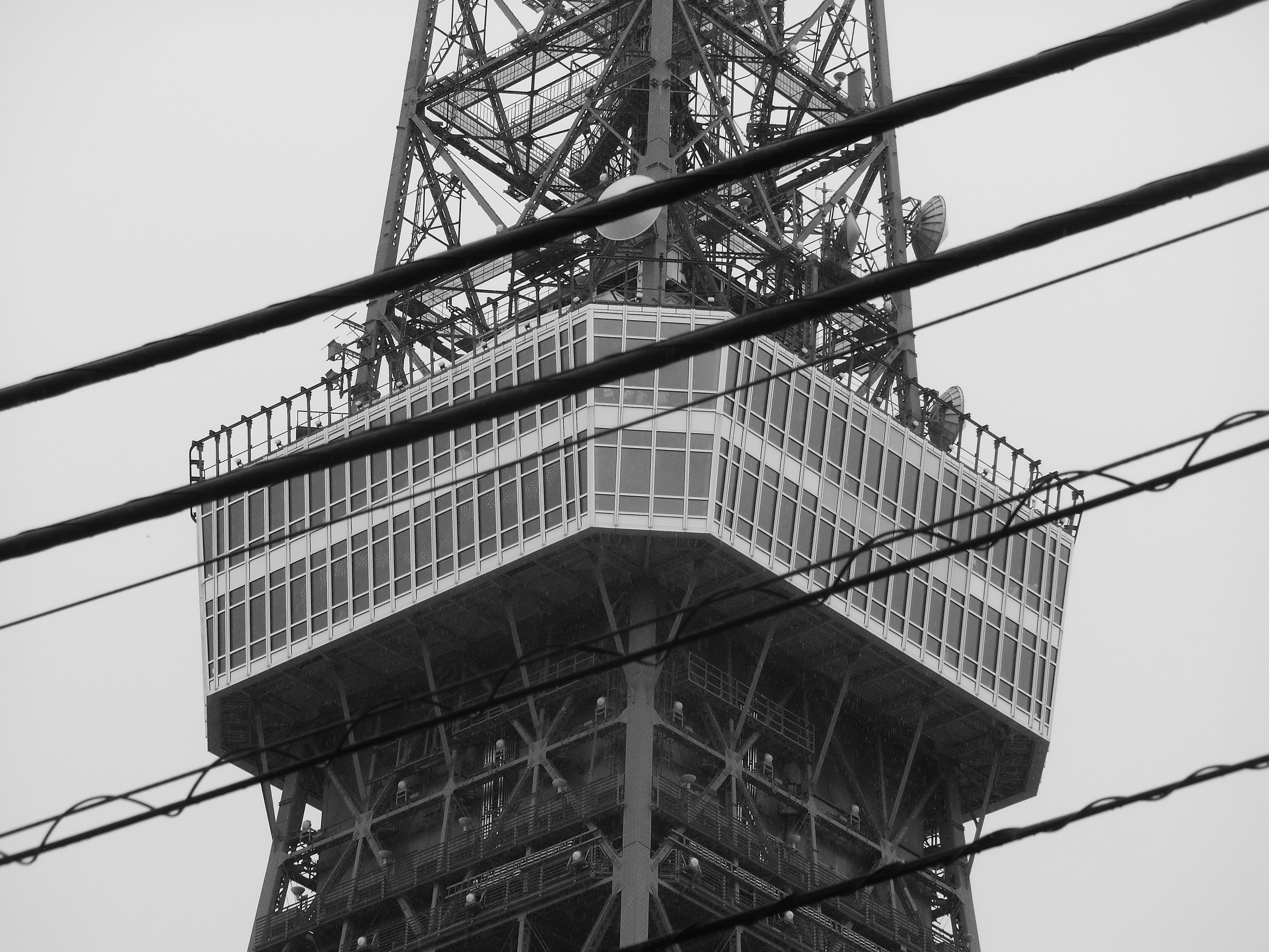 東京高架輸電塔結構的黑白視角