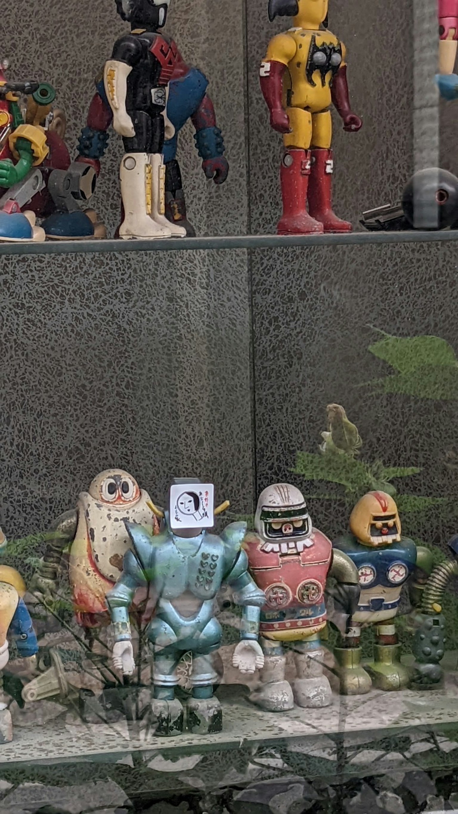 展示柜中展示的多彩玩具，包含各类角色