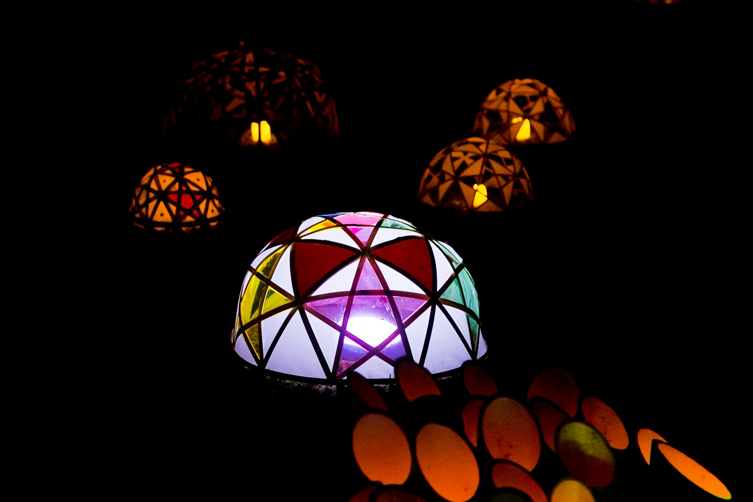 Lampes colorées brillantes dans l'obscurité avec des motifs géométriques