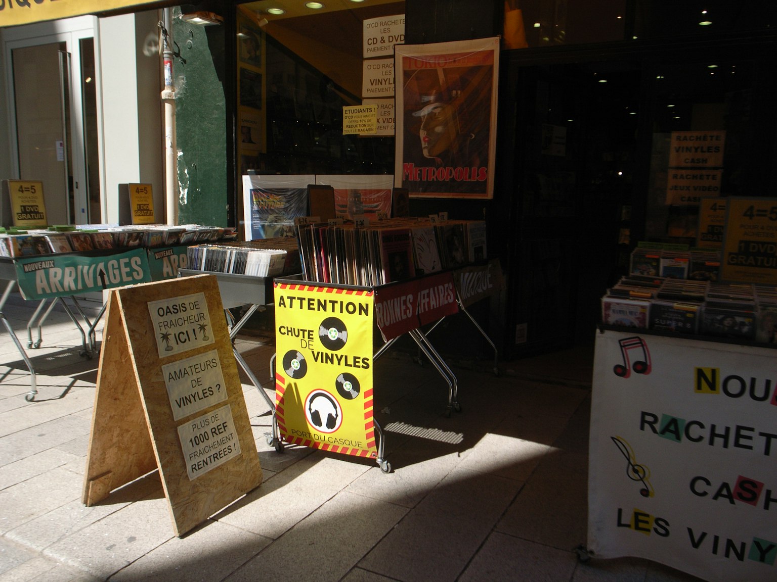 Extérieur d'une librairie avec panneau d'avertissement et étagères d'exposition