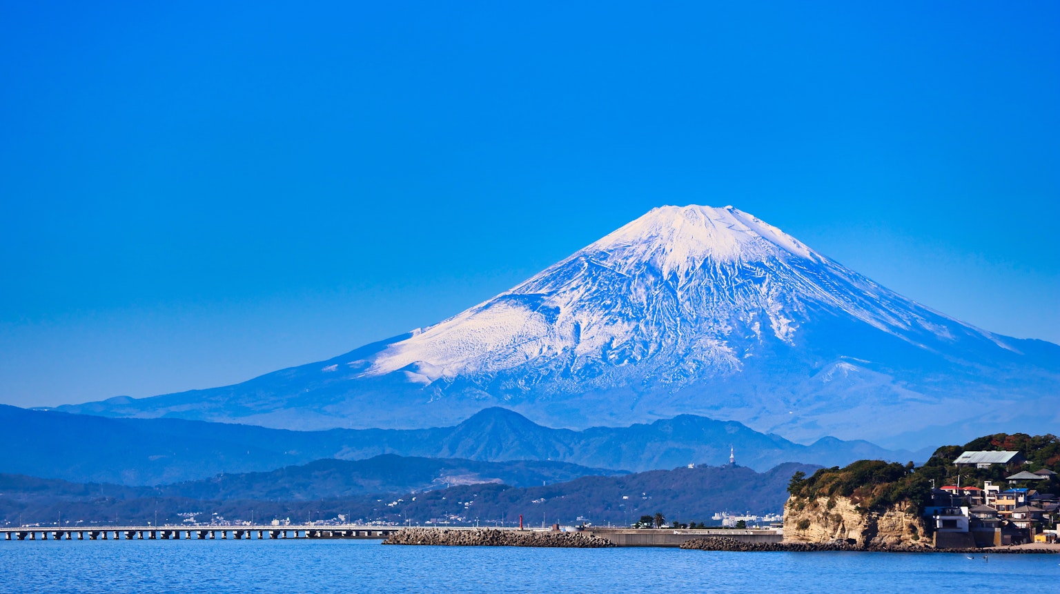 Vue magnifique du mont Fuji avec un ciel bleu clair et un sommet enneigé