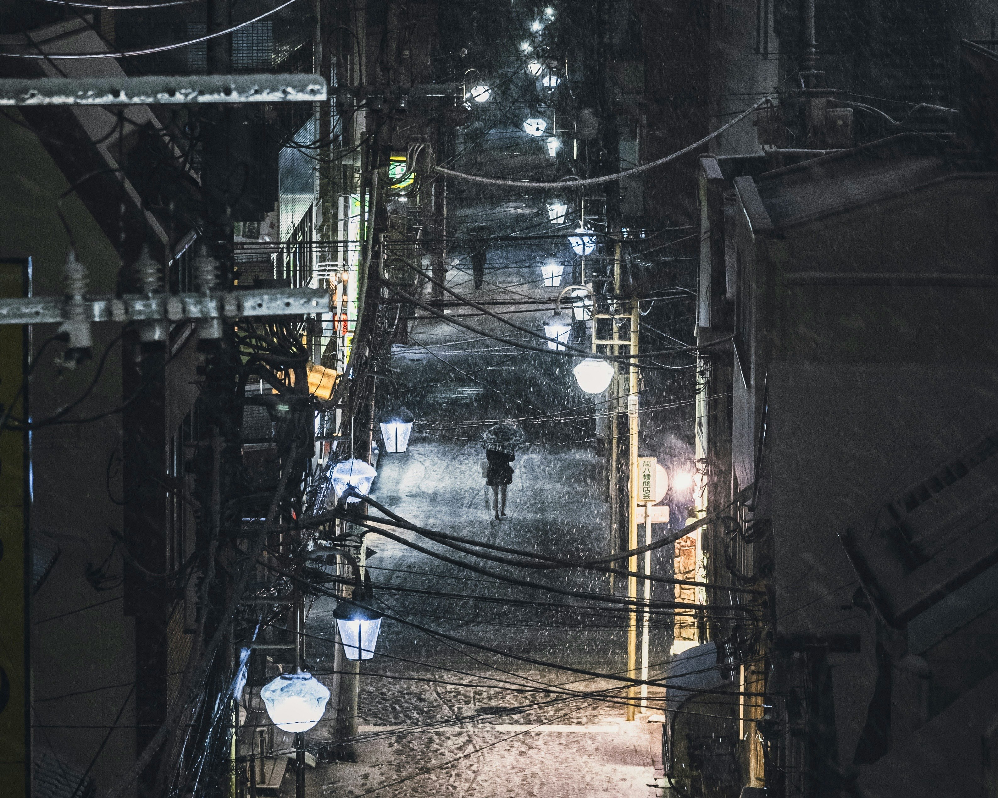 下雪的夜晚小巷