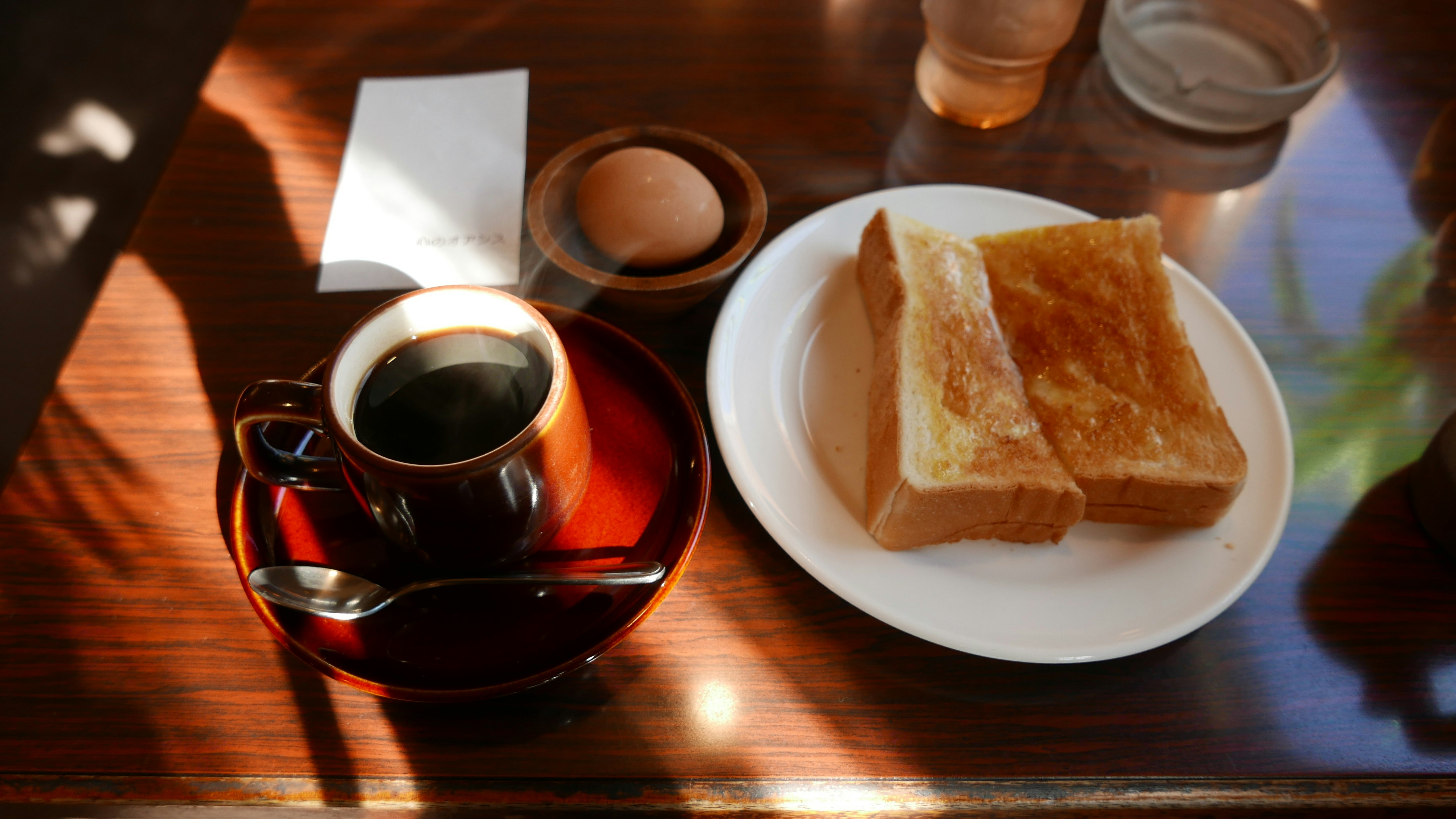 朝のテーブルでコーヒーとトースト