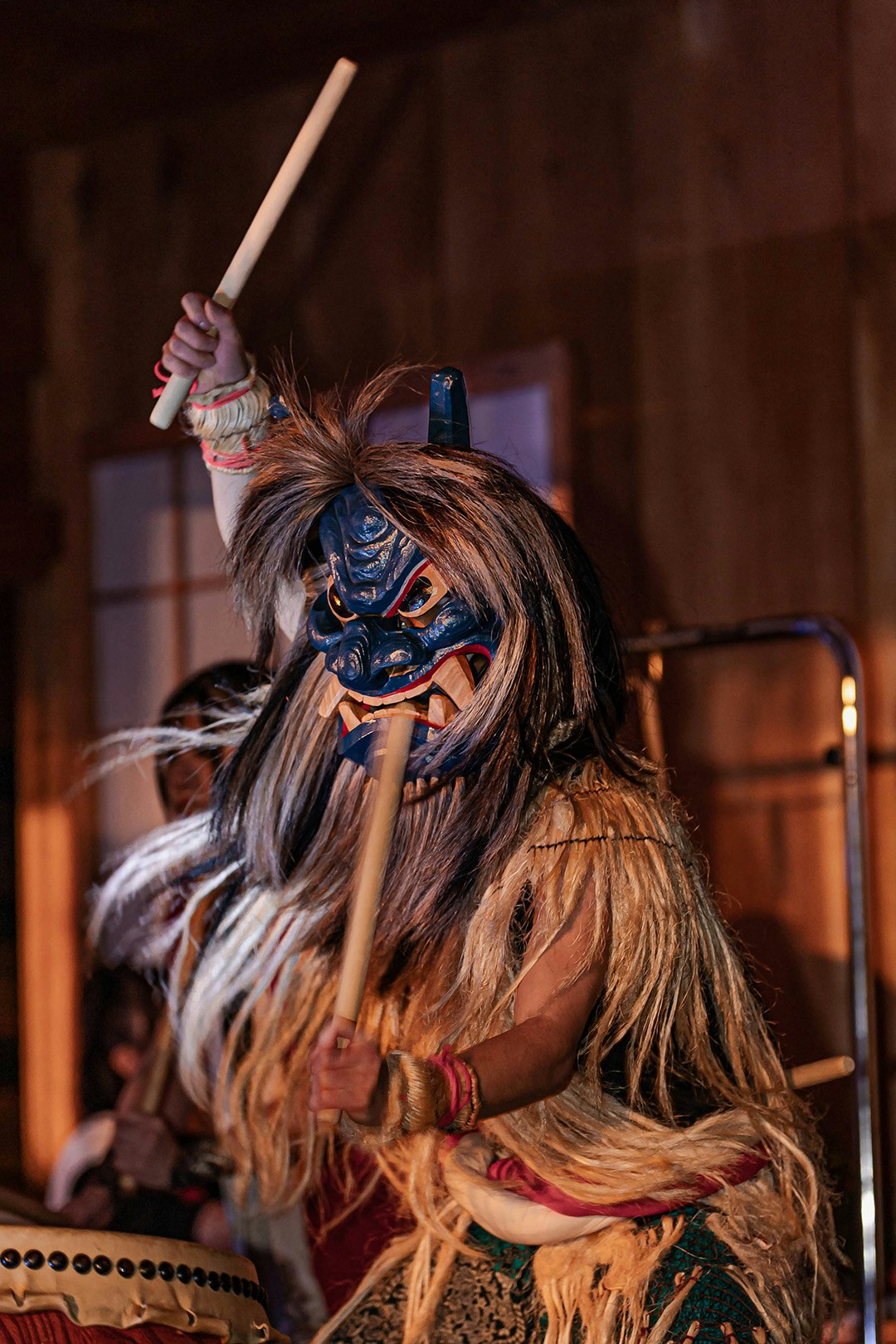 Profil d’un danseur de lion portant un masque
